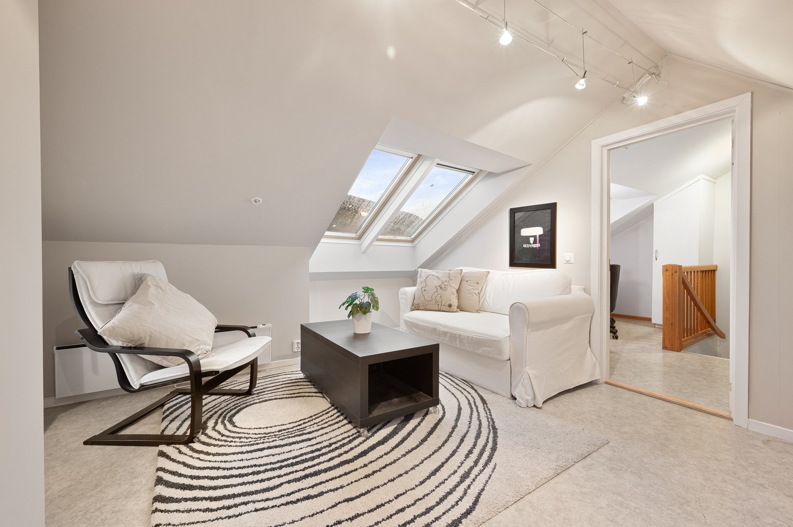 Videre inne på loftetasjen, kommer man til en pent opparbeidet loftstue på nesten 8 m². Galleribilde