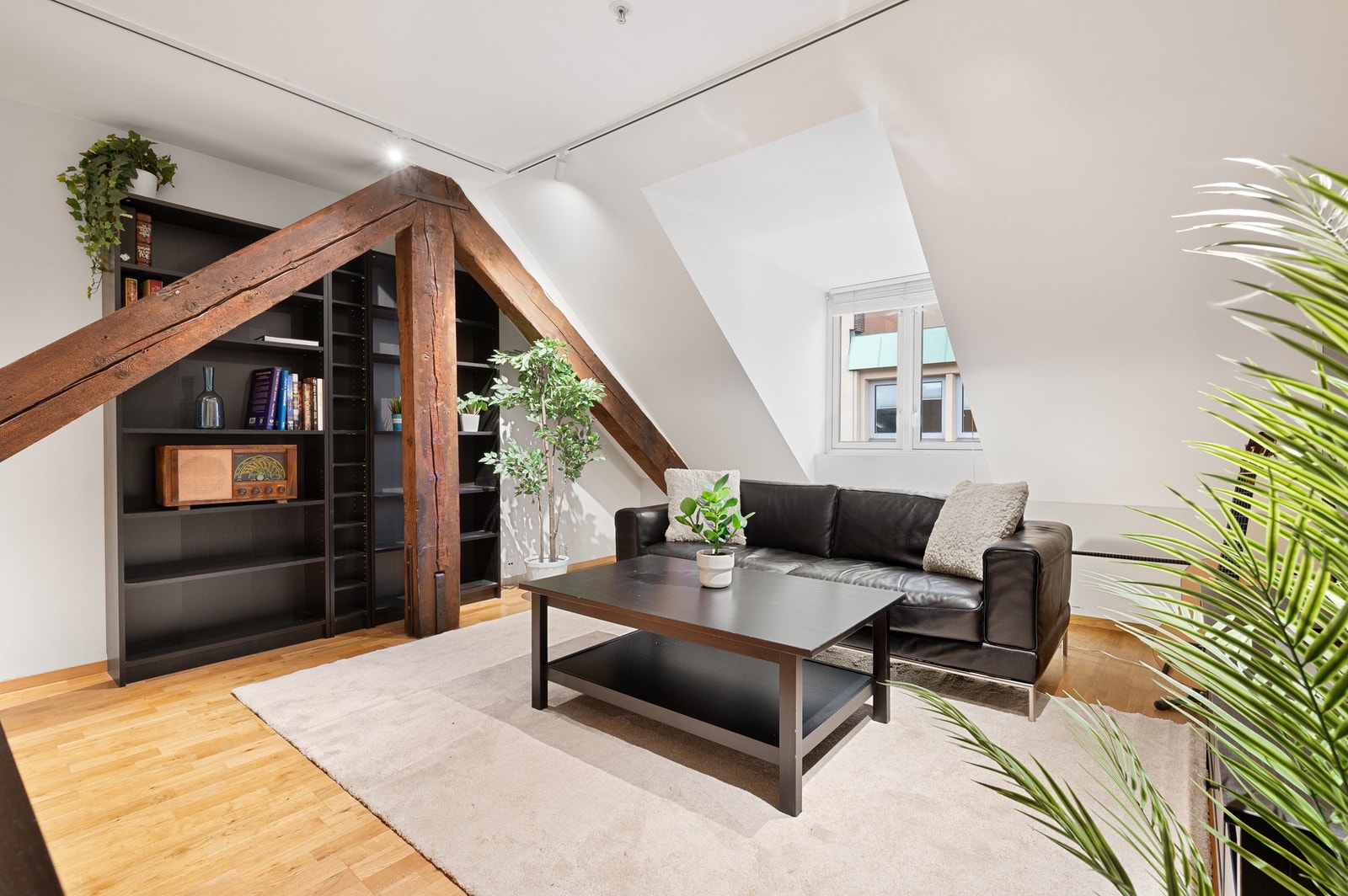 Leiligheten er beliggende i byggets øverste etasje. Dette kombinert med gjennomgående lysinnslipp, bidrar til en behagelig atmosfære. Galleribilde