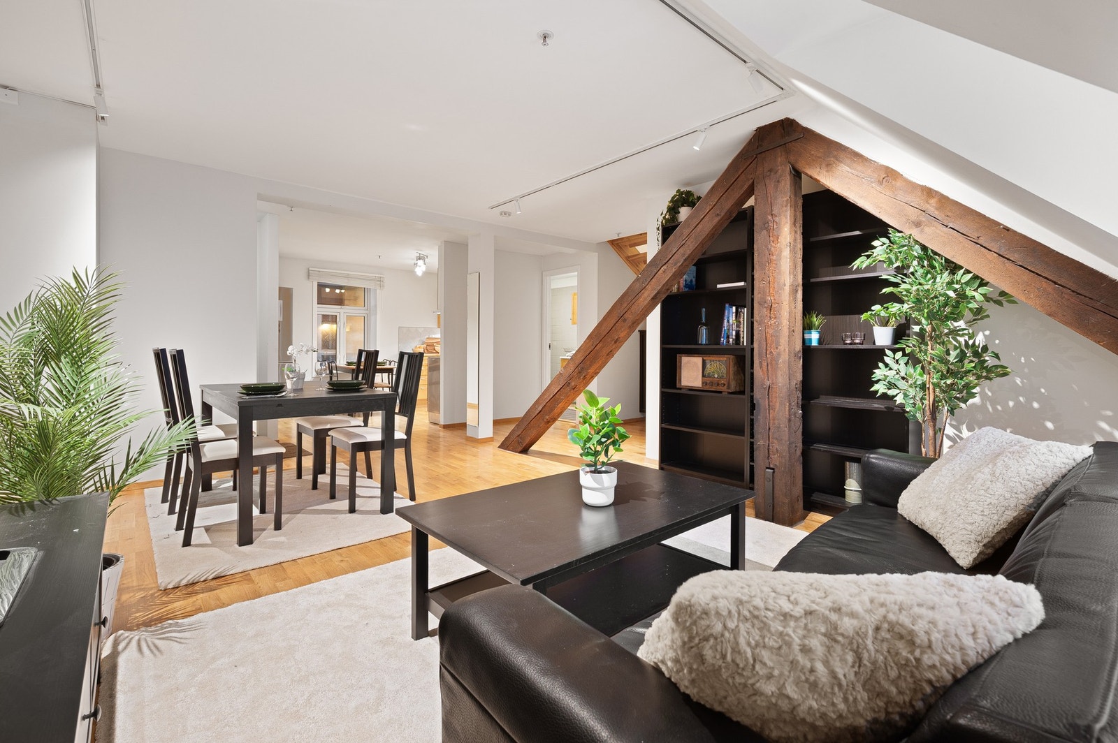 Den praktiske planløsningen gir ypperlige møbleringsmuligheter for både sofagruppe og TV-bord. Galleribilde