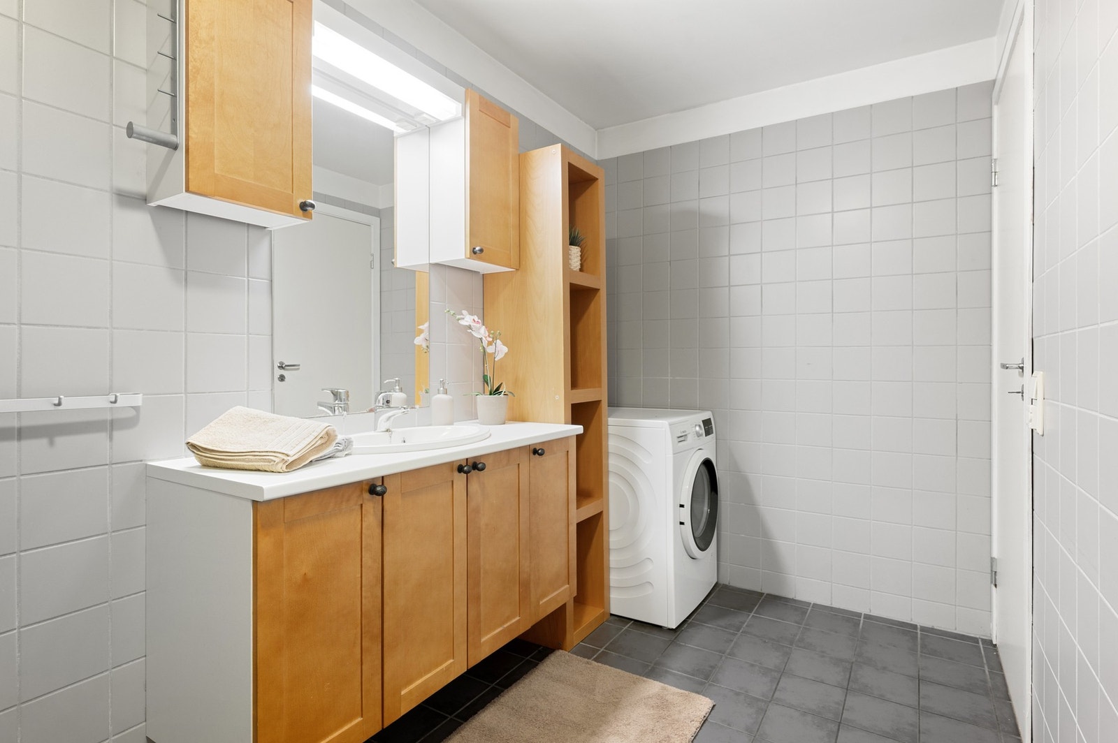 Her er det varme i gulv og ventilasjon i form av mekanisk avtrekk. Galleribilde