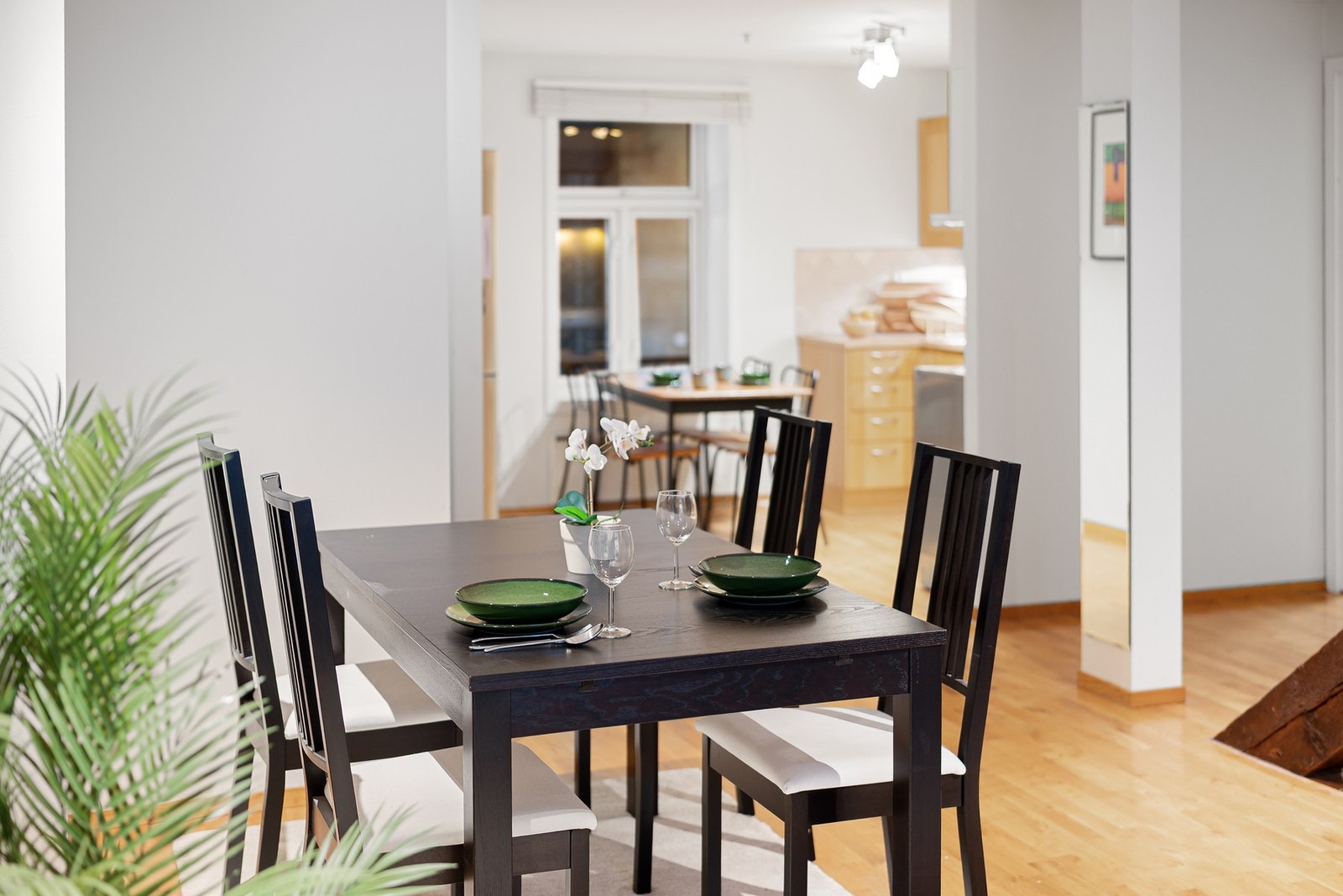 I overgangen til stuen er det god plass til et større spisebord. Perfekt når det kommer middagsgjester over. Galleribilde