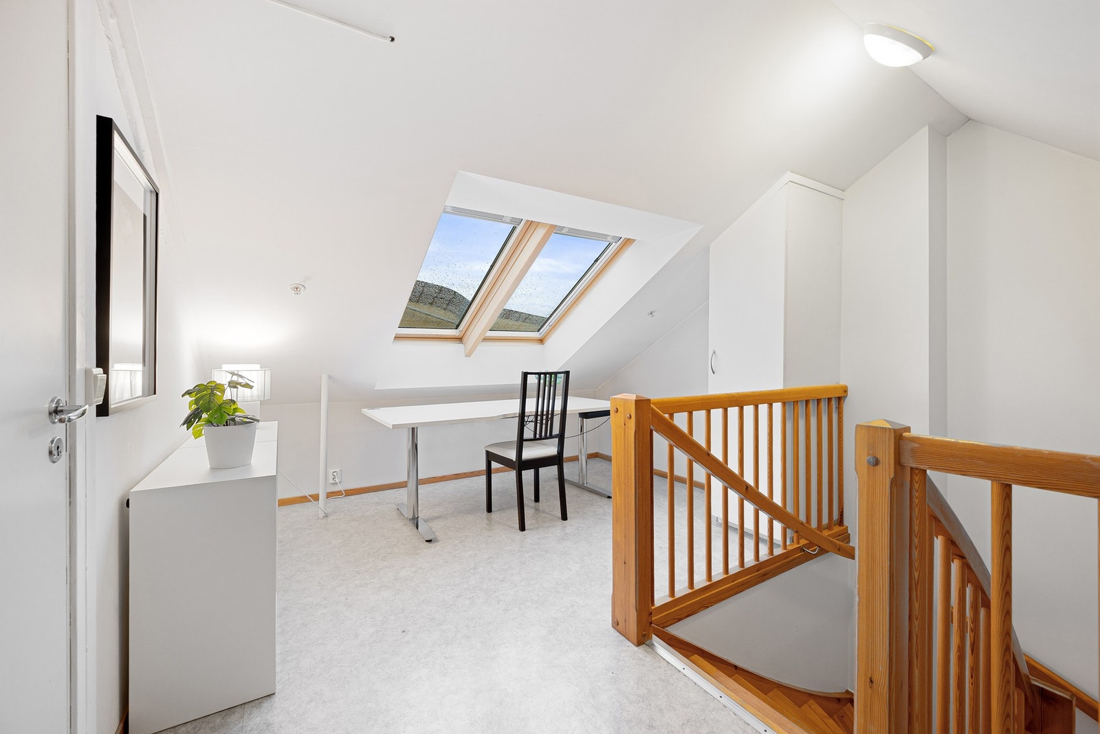 Dagens eier har benyttet deler av loftetasjen til hjemmekontor. Galleribilde