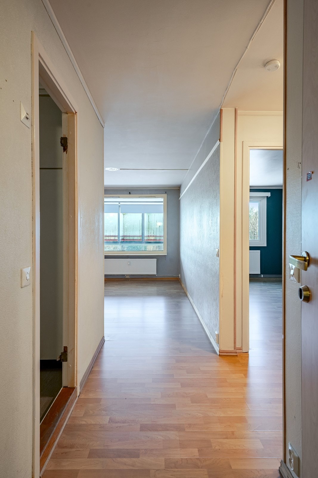 Gangen har adkomst til baderommet, samt et fint innhuk med plass til garderobeløsning. Galleribilde