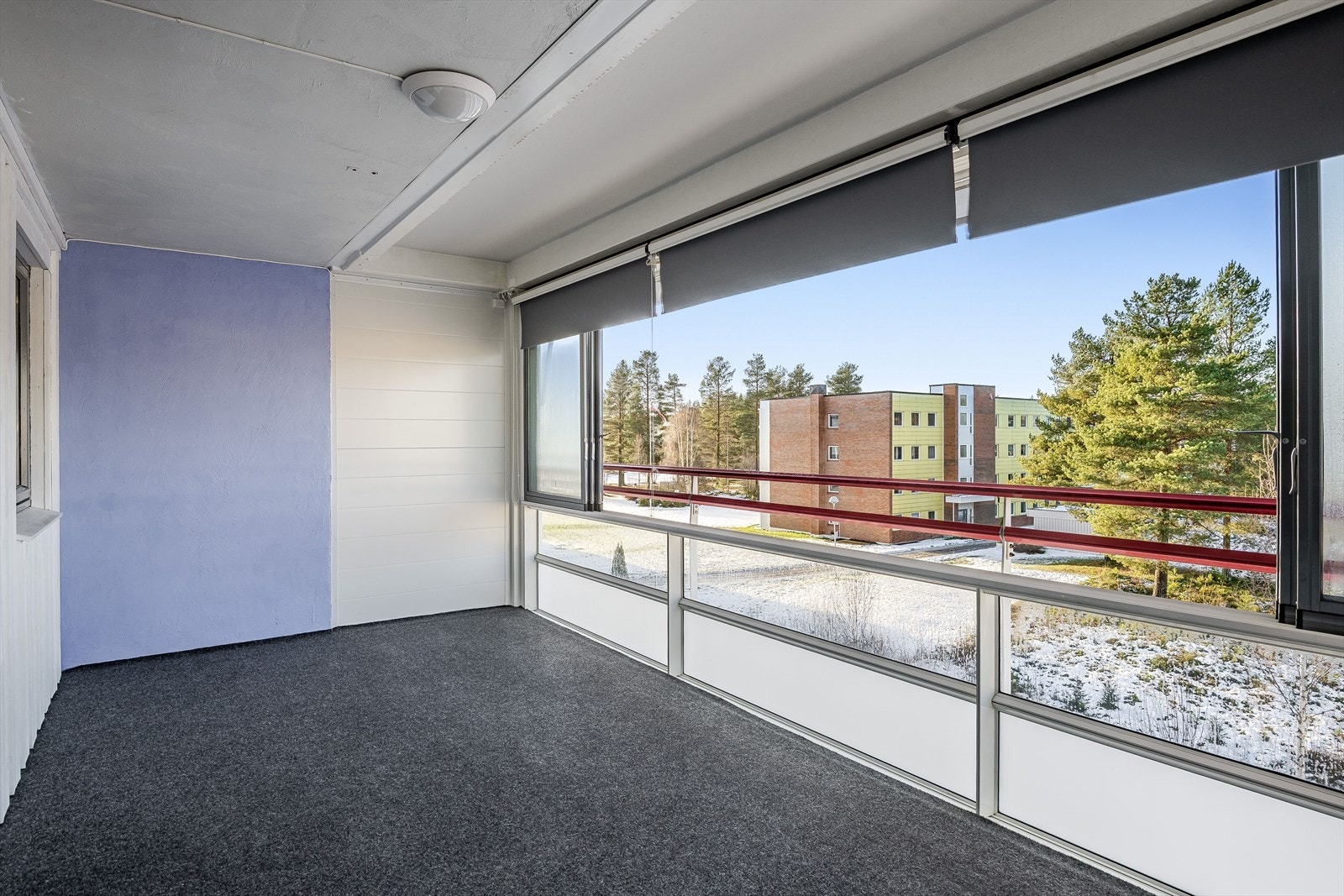 Den innglassede balkongen byr på flotte solforhold og fin utsikt. Galleribilde