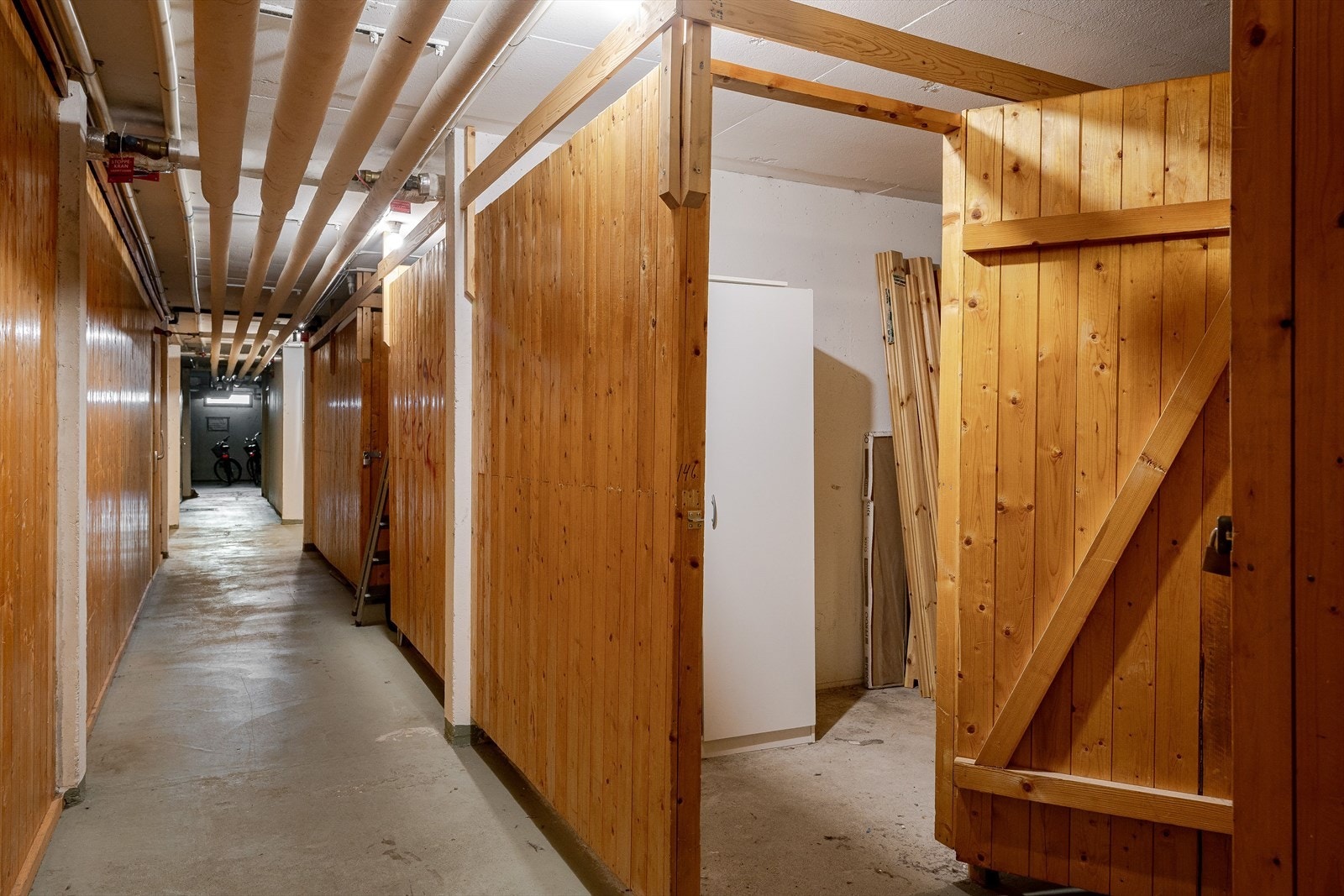 I felles kjeller disponerer leiligheten en fast, privat bod på ca. 4 kvm. Galleribilde