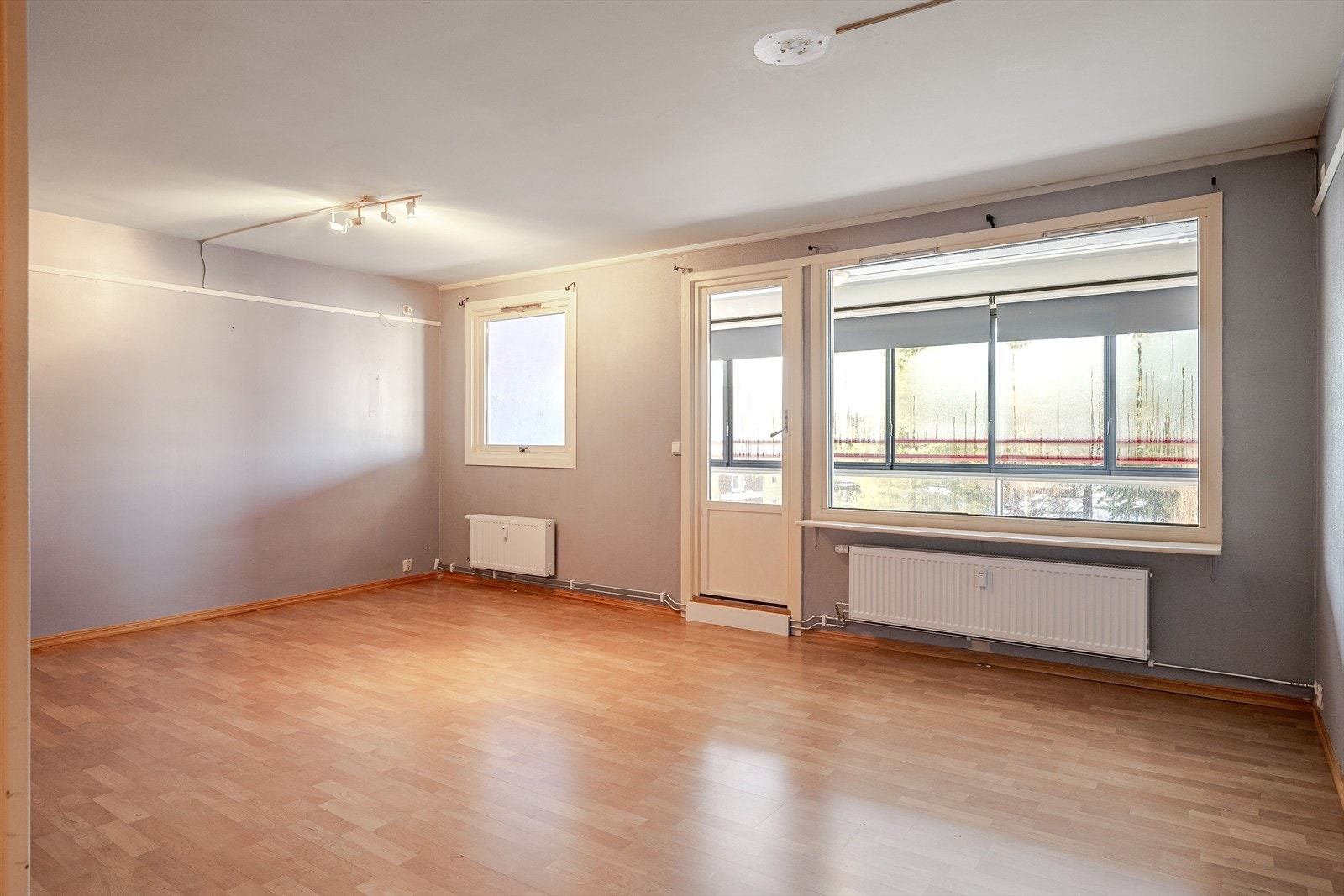 Leiligheten har en lys stue med laminatgulv og malte vegger. Nye radiatorer ble montert i regi av borettslaget i 2024-2025. Galleribilde