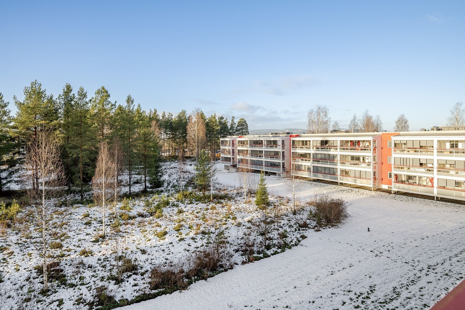 Dette er en ideell leilighet for både unge og voksne, pendlere eller studenter som ønsker en leilighet med enkel og rask tilgang til dagligvarebutikk med post, bymarka og sentrum! Galleribilde