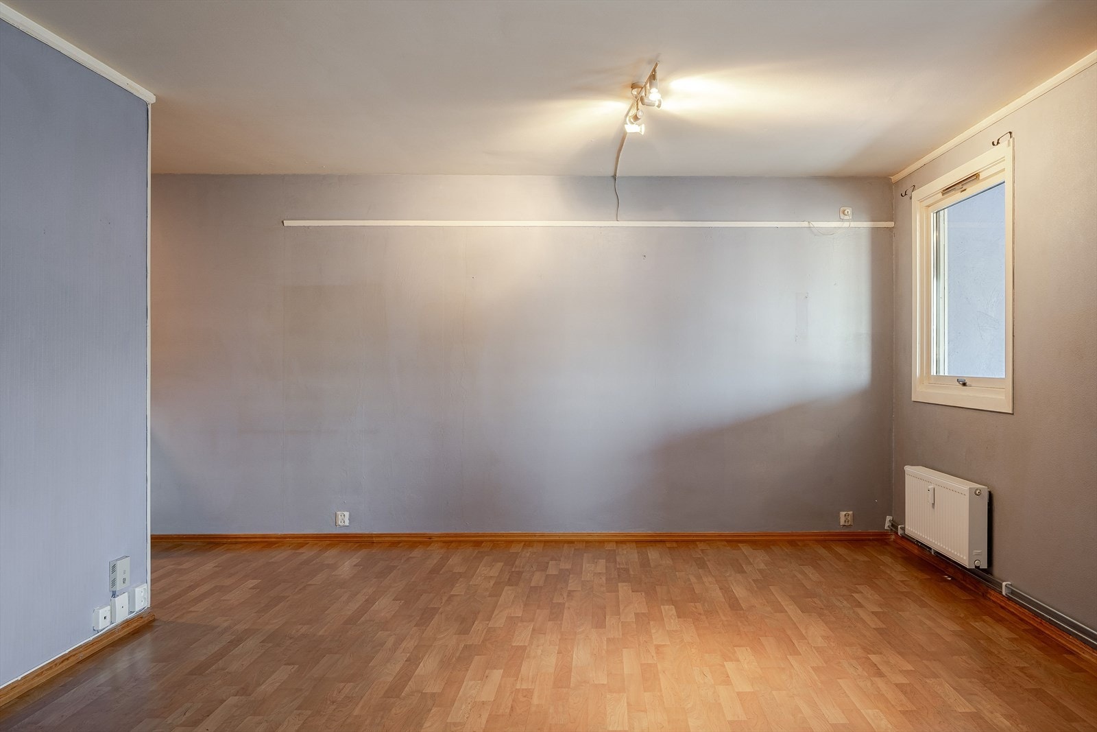 Stuen har delvis åpen løsning mot kjøkken med plass for spisegruppe. Galleribilde