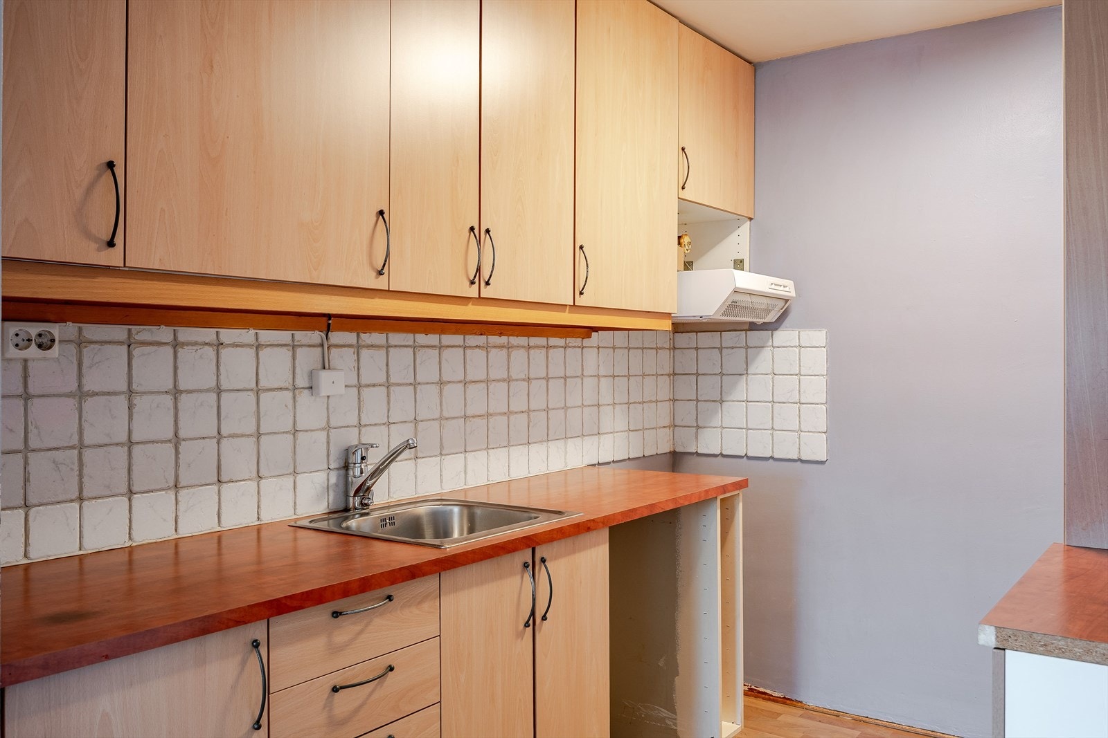 Kjøkkenet har innredning med slette fronter, laminert benkeplate og fliser over benkeryggen. Galleribilde