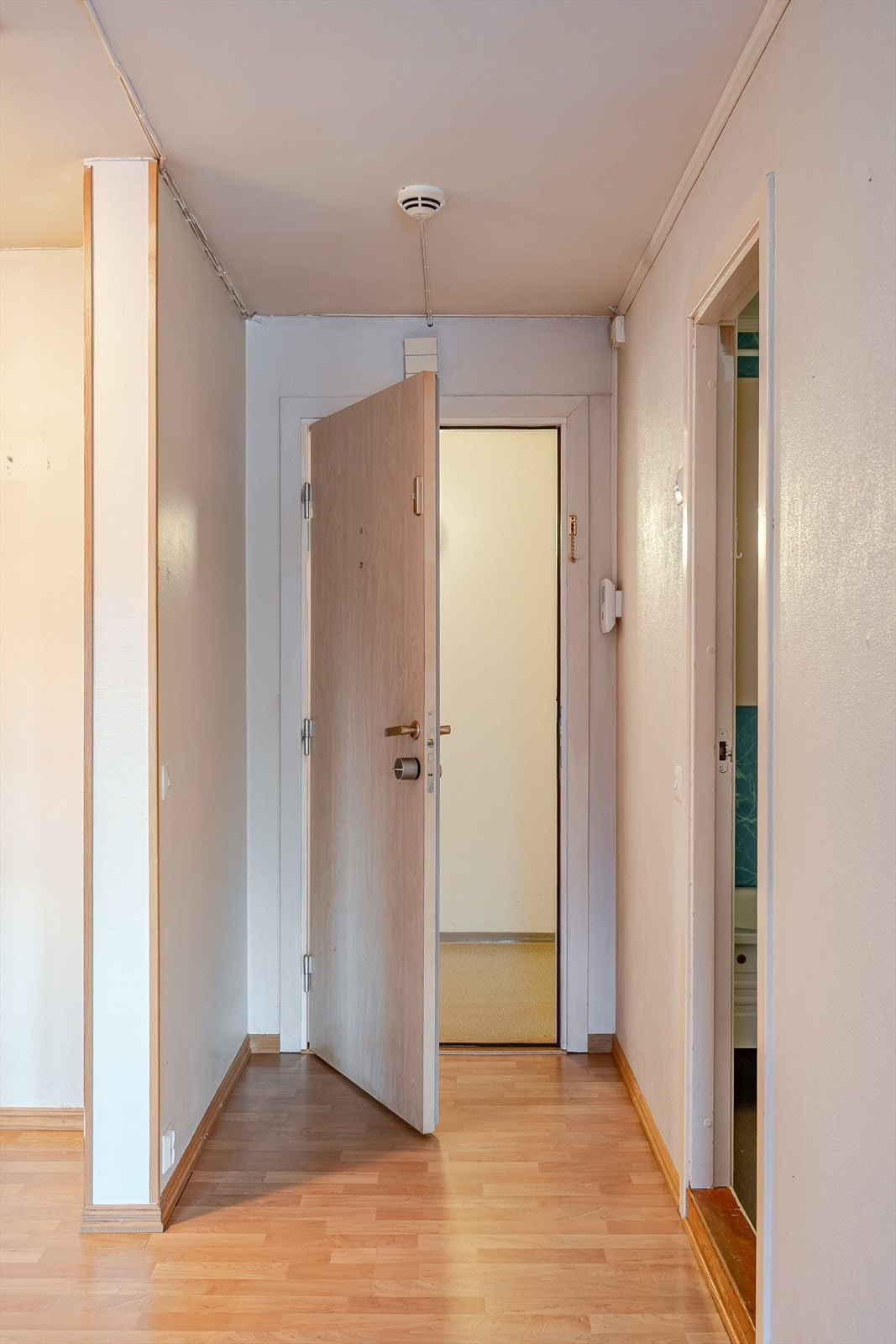 Via felles trappegang og heis ønskes du velkommen inn i leiligheten. Galleribilde