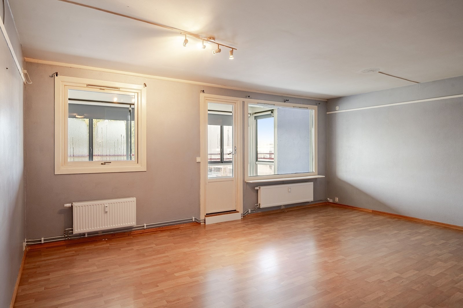 Fra stuen er et utgang til den vestvendte og innglassede balkongen på ca. 15 kvm. Galleribilde