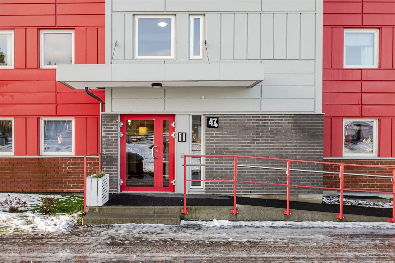 Oppgangen har felles inngangsparti med nyere heis. Galleribilde