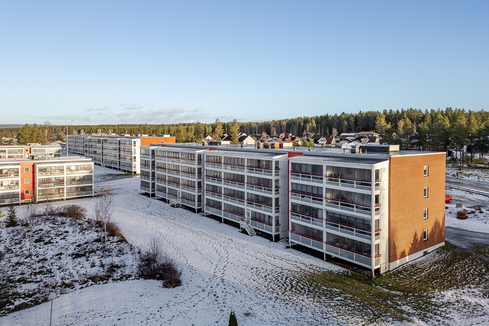 Leiligheten ligger fint til i et veletablert boligområde med nærhet til bymarka. Fra leiligheten er det ca. 1,5 km til Elverum sentrum hvor du finner byfasiliteter som bl.a. kjøpesentre, kino, kulturhus, banker, bibliotek, kaféer og restauranter. Galleribilde