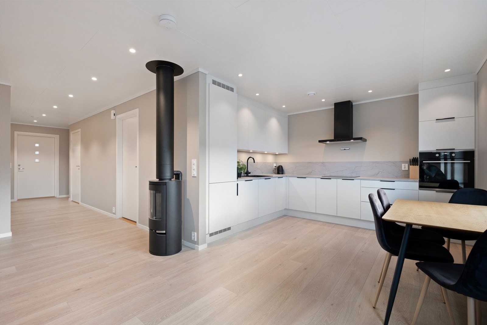 Vedovn og kjøkkenventilator sikrer godt inneklima og ventilasjon. Galleribilde