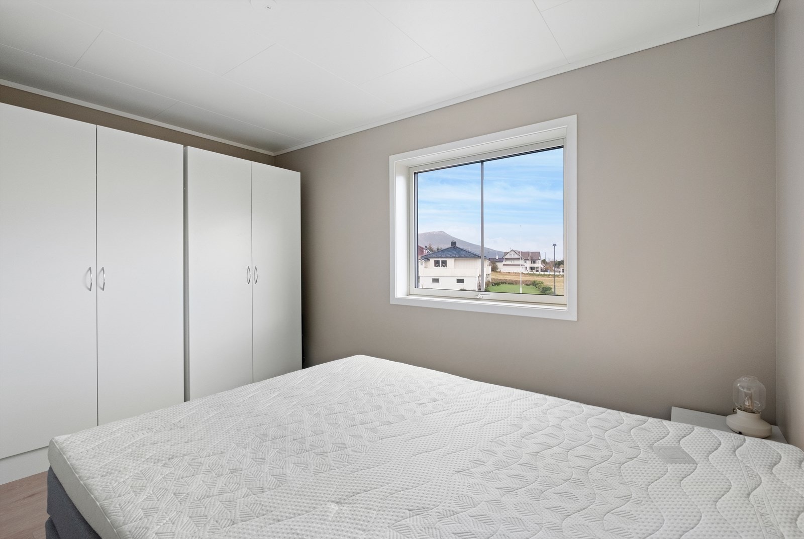 Hovedsoverom med plass til dobbeltseng og garderobe Galleribilde