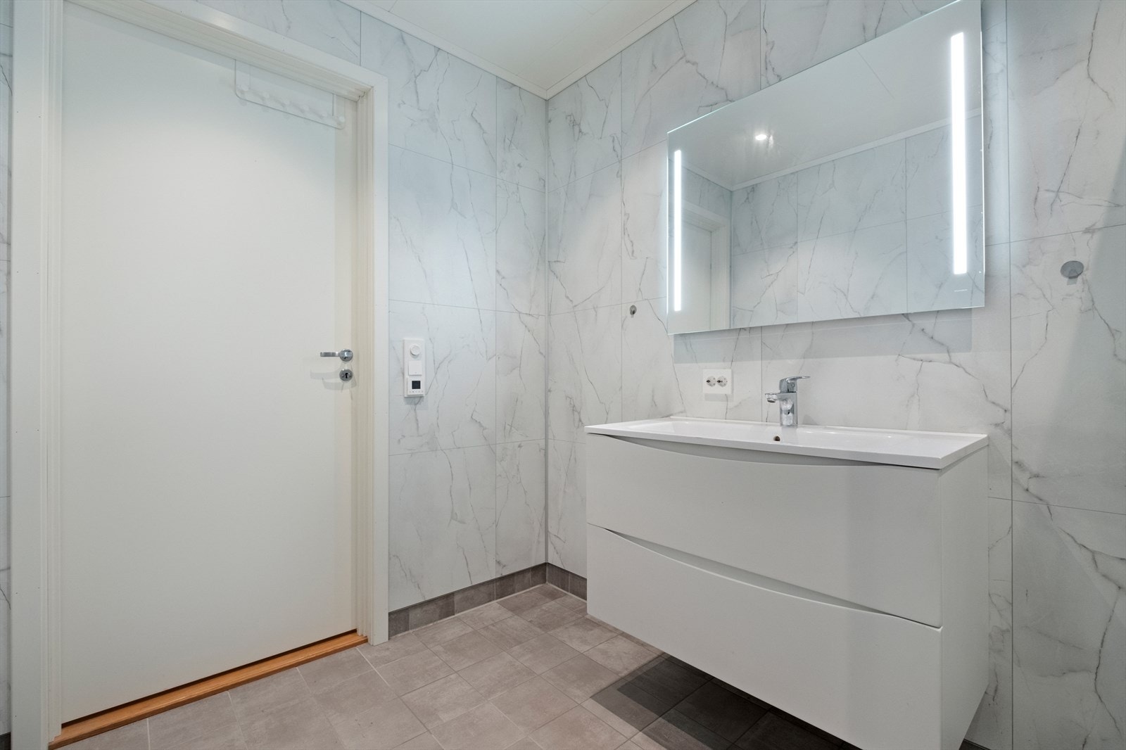 Balansert ventilasjonsanlegg sikrer godt innemiljø med avtrekk og tilluft via dørspalte Galleribilde