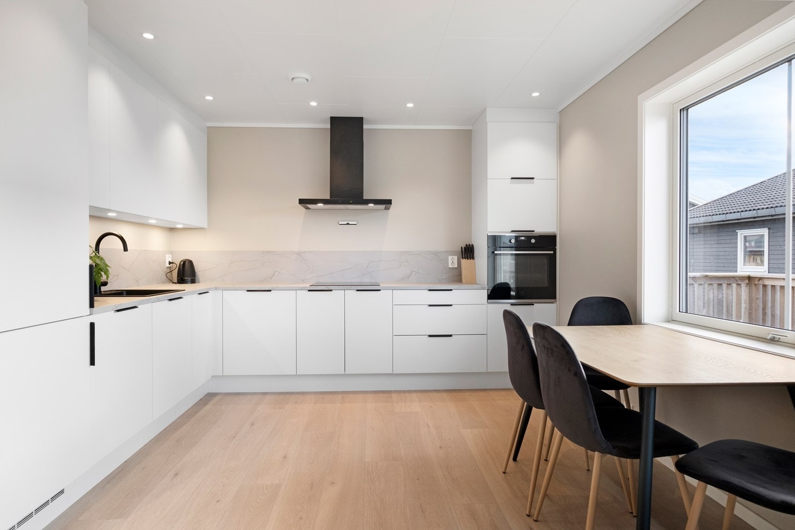 Integrert kjøl/fryseskap og induksjonstopp gir en funksjonell kjøkkenløsning. Galleribilde