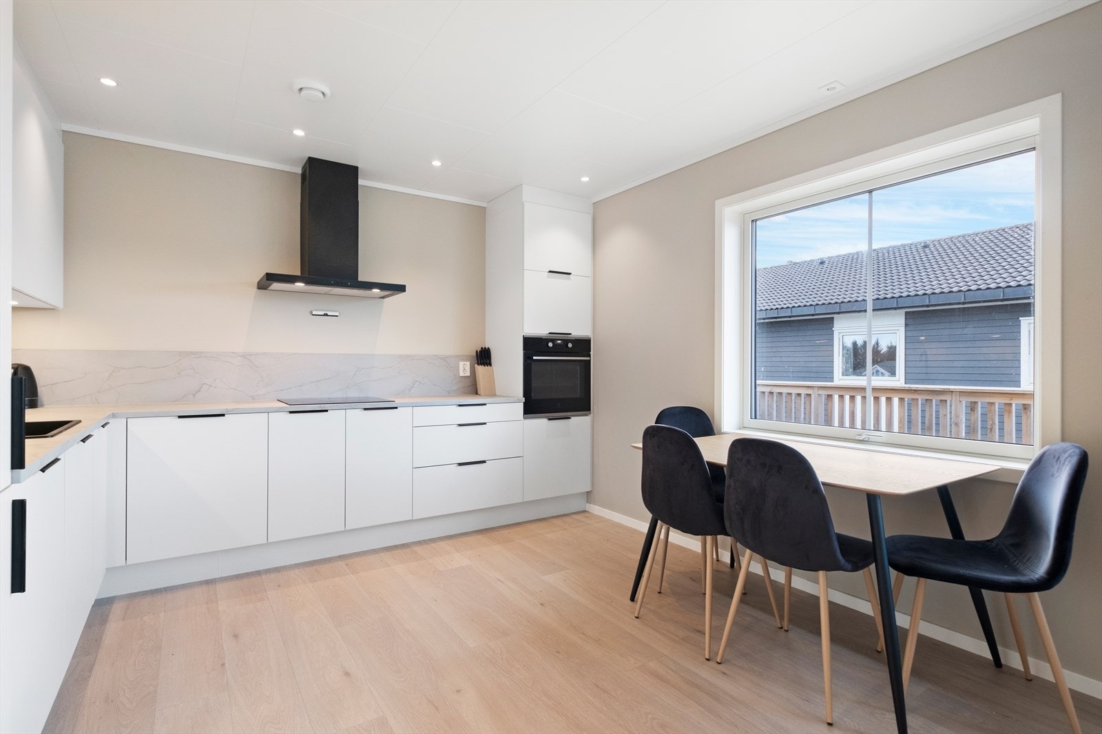 Plass til spisebord ved kjøkkenvinduet gir en hyggelig spiseplass med utsikt. Galleribilde