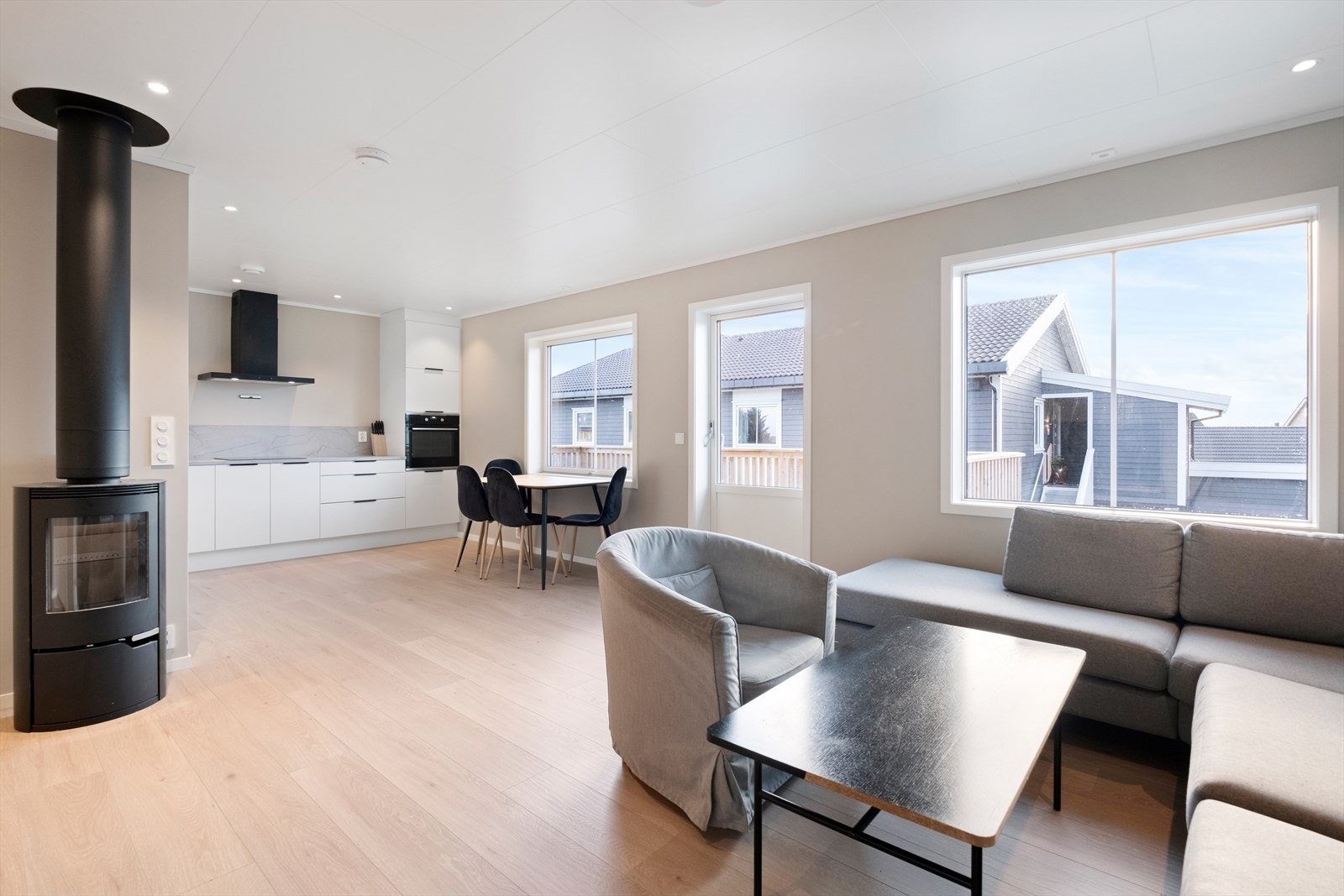 Vedovn med isolert stålpipe gir mulighet for effektiv oppvarming. Galleribilde