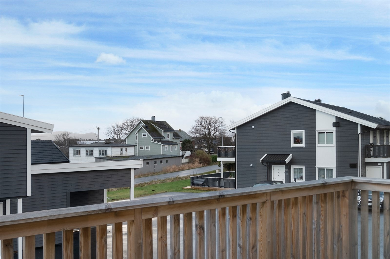 Sørvendt treveranda på ca 10 kvm gir gode solforhold og utsikt over nabolaget. Galleribilde