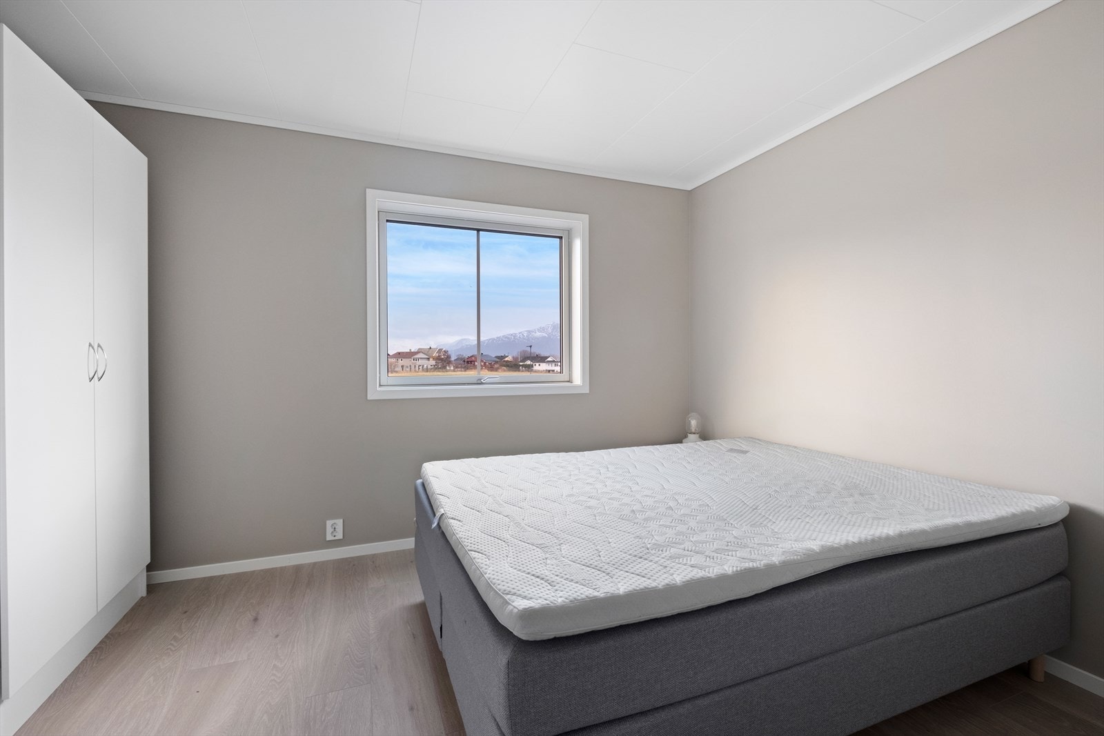 Hovedsoverom med plass til dobbeltseng og garderobe Galleribilde