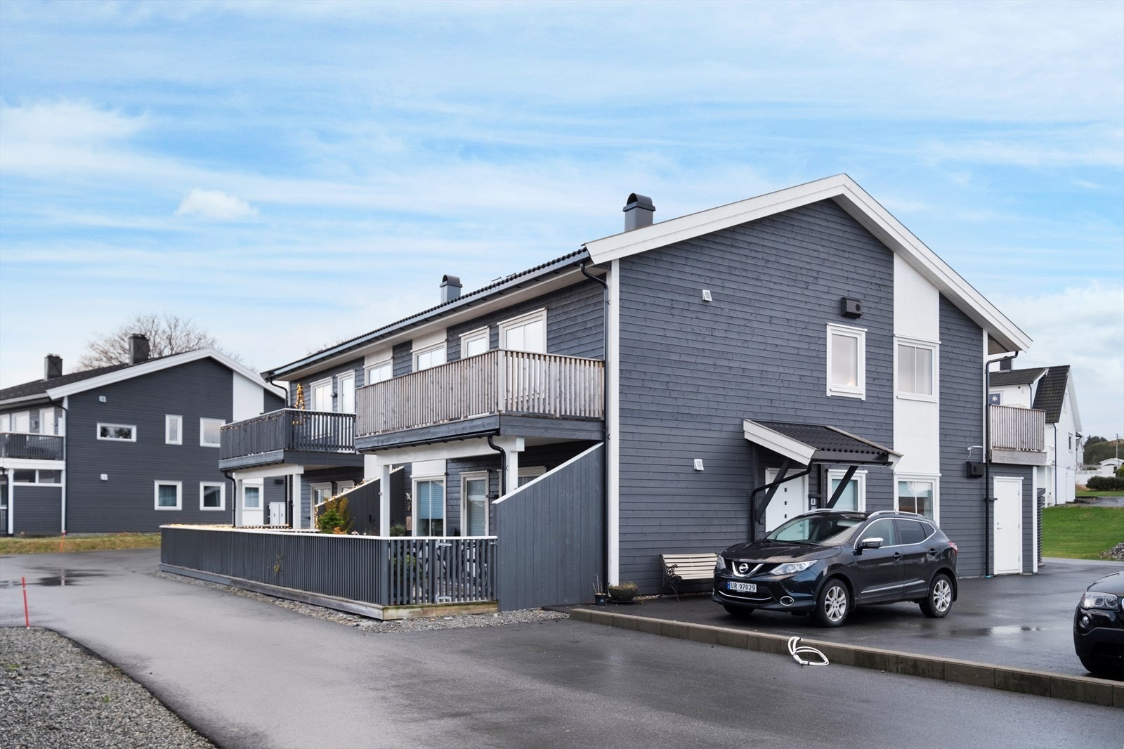 Treveranda ved inngangspartiet er ubehandlet impregnert treverk, og står foran overflatebehandling (kilde: tilstandsrapport). Galleribilde