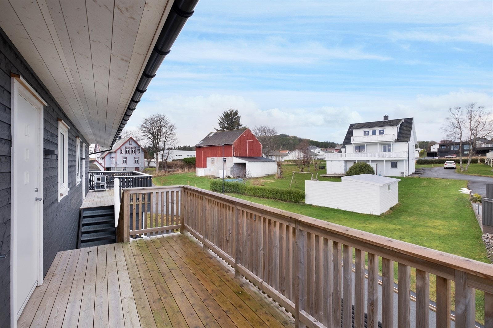 Svalgang med enkel tilgang til grøntområder og parkering. Galleribilde