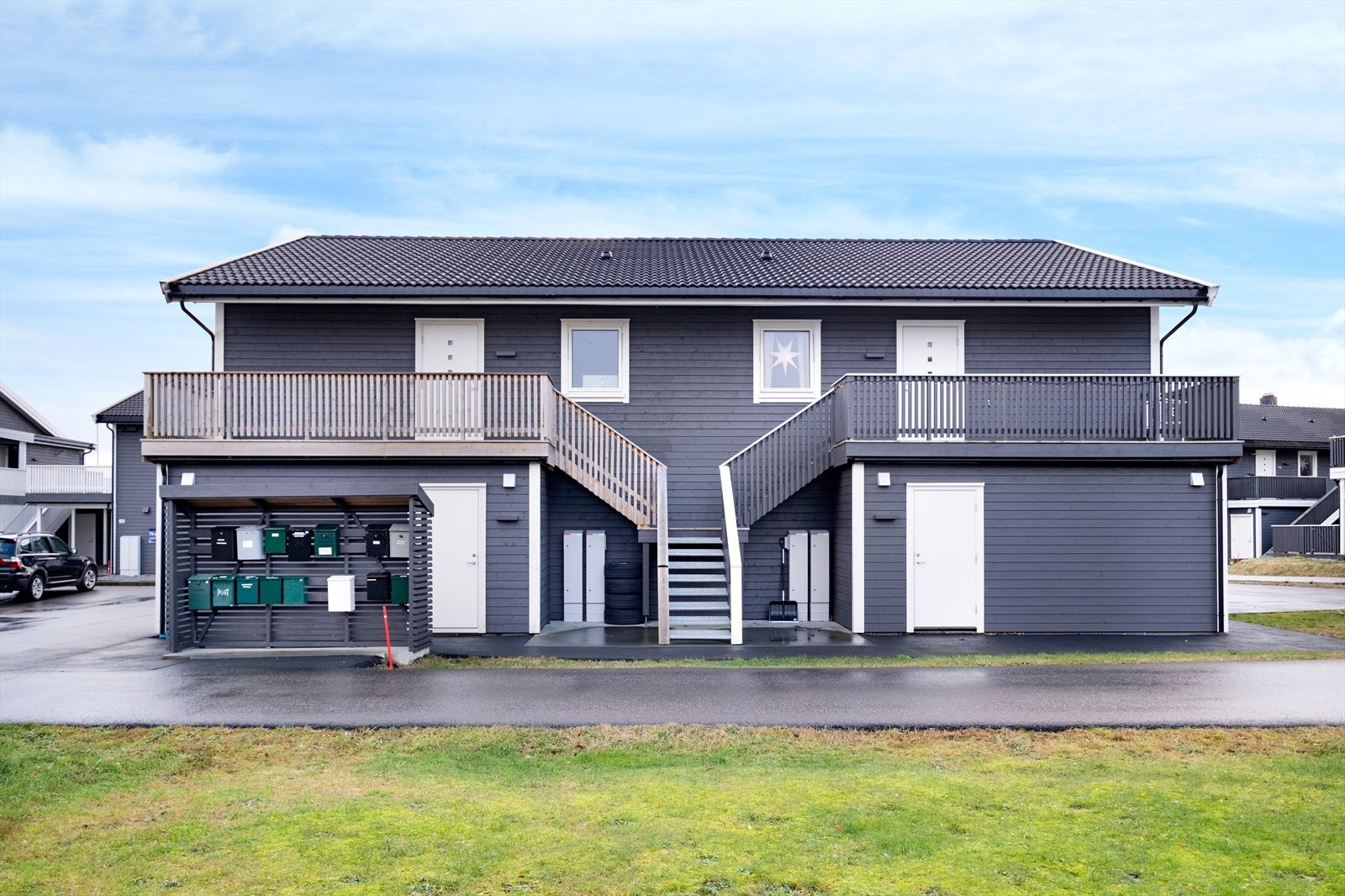 Bygget har en praktisk utvendig trapp som gir enkel adkomst til andre etasje. Galleribilde