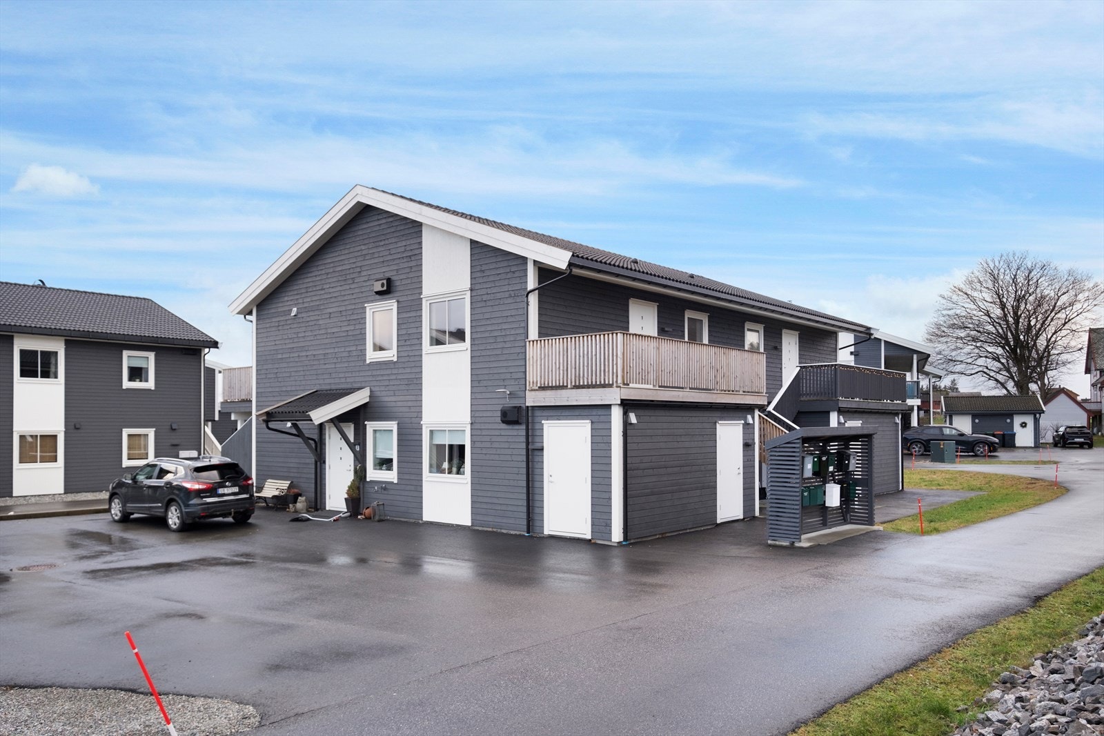 Betongtakstein fra byggeår sikrer solid taktekking, mens malte trevinduer med 3-lags glass gir god isolasjon Galleribilde