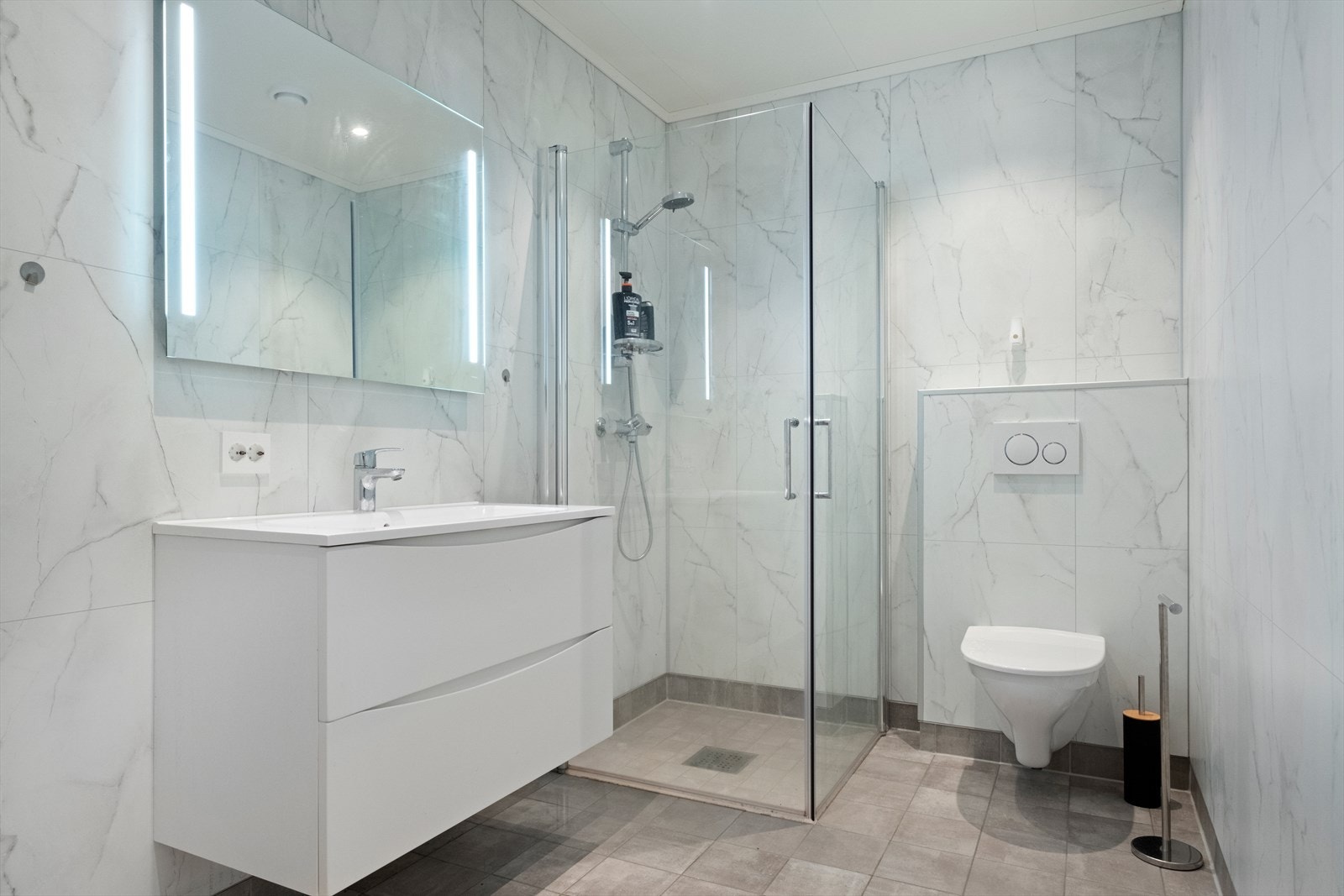 Flislagte gulv med gulvvarme og baderomsplater på vegger gir en komfortabel opplevelse Galleribilde