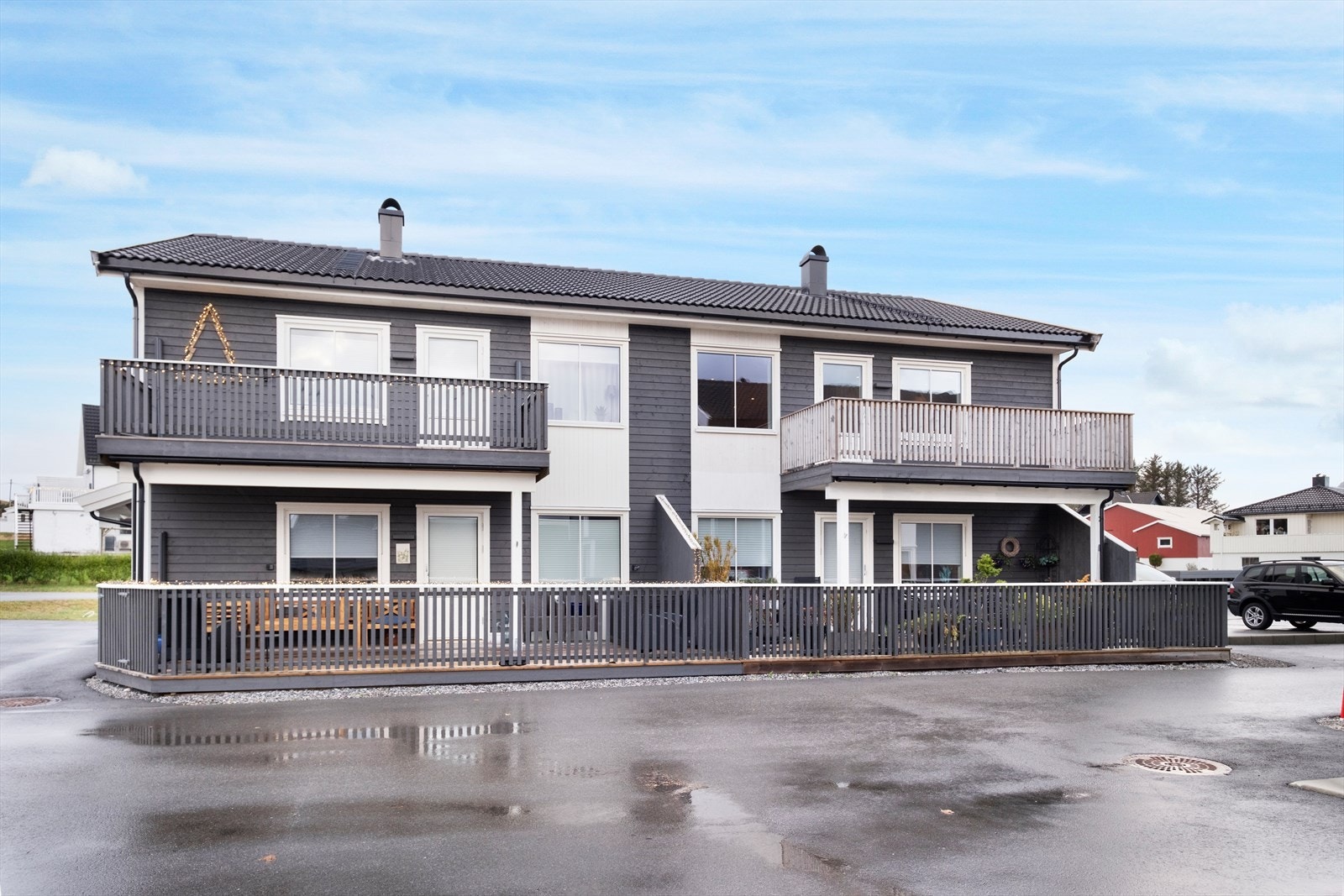 Bygget har fasader med liggende bordkledning, og sørvendt balkong med gode solforhold Galleribilde