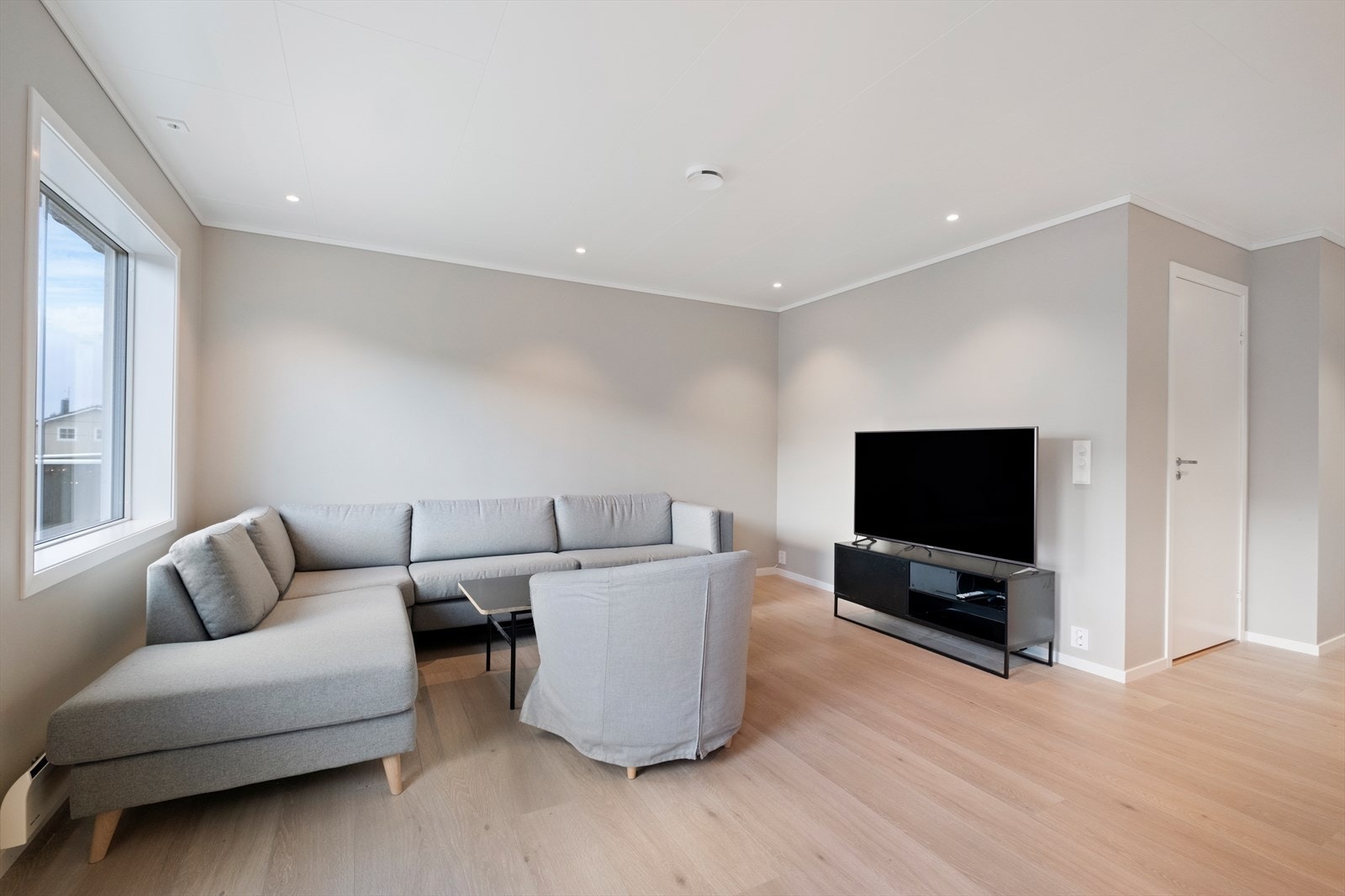 Sofaoppsett i stuen gir en komfortabel plass for avslapning. Galleribilde