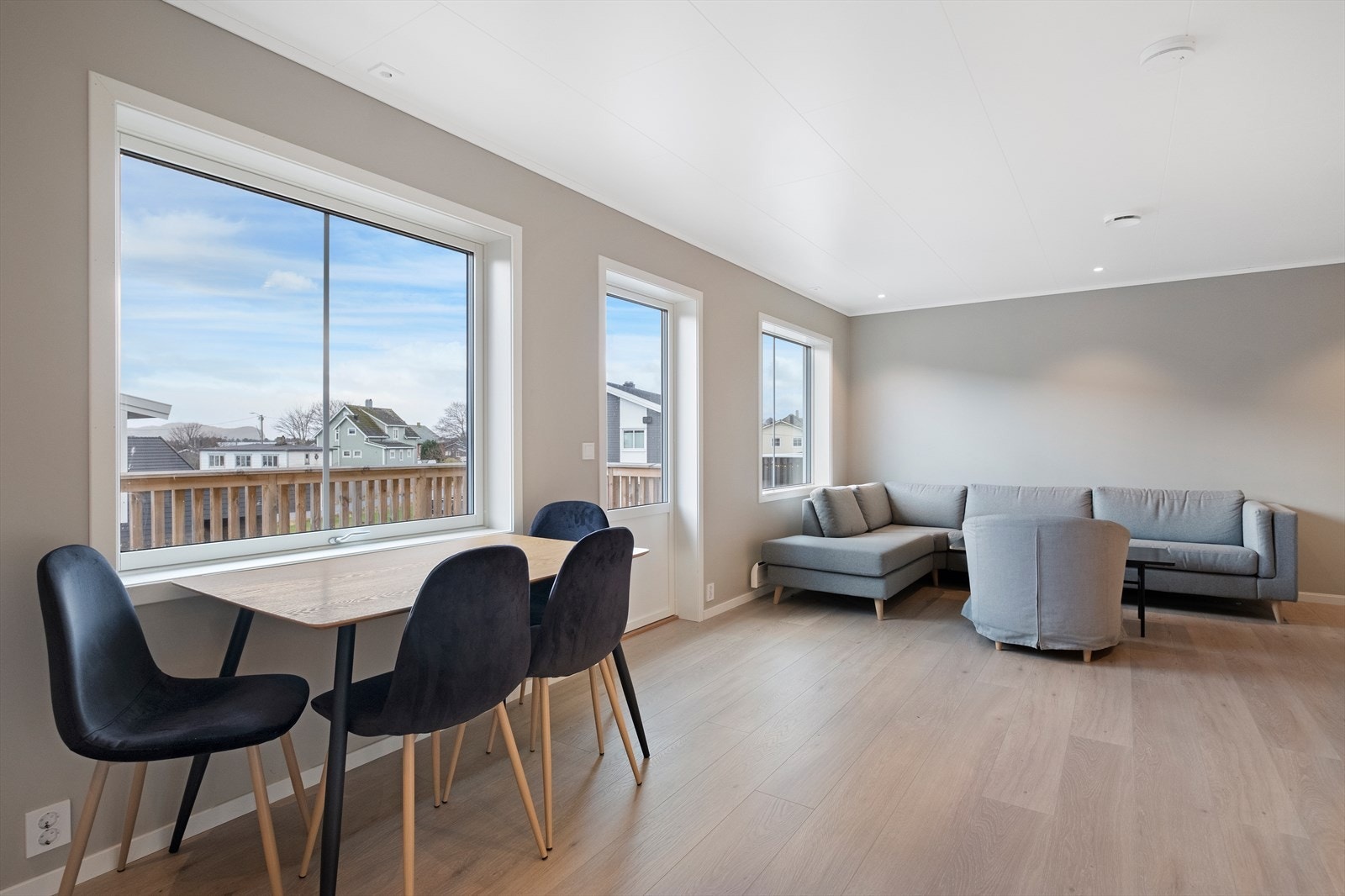 Store vinduer gir rikelig med naturlig lys og utsikt mot nærområdet. Galleribilde