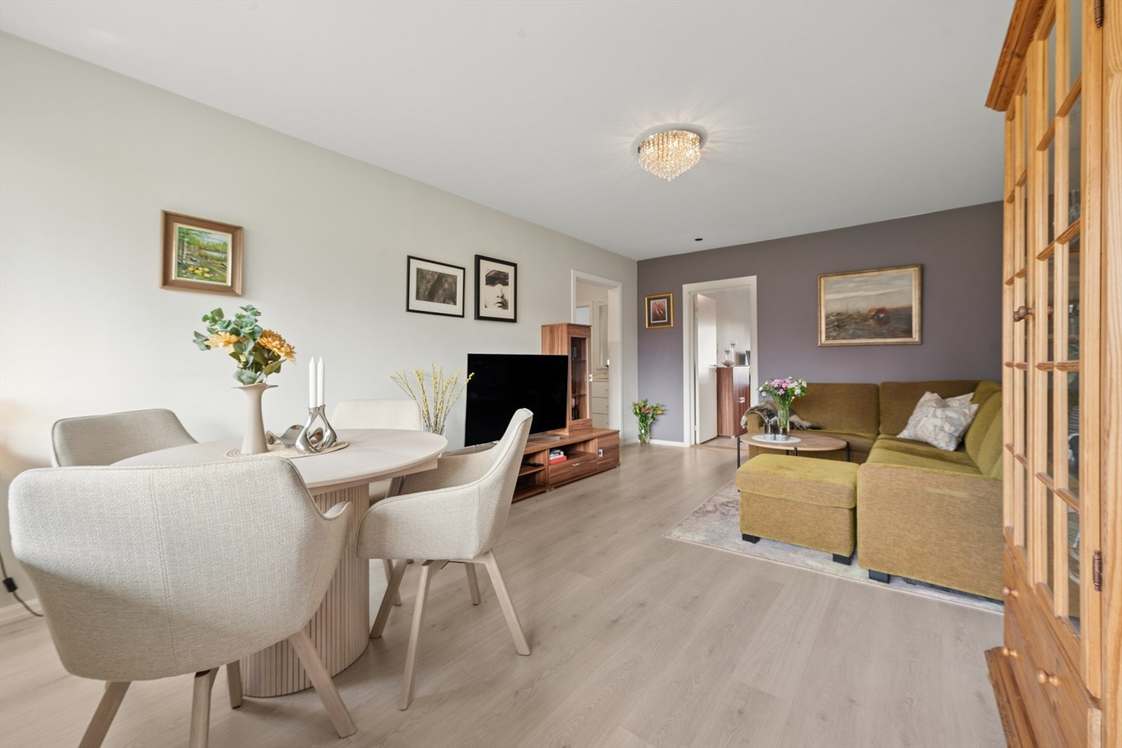 Lys og romslig stue med gode møbleringsmuligheter. Galleribilde