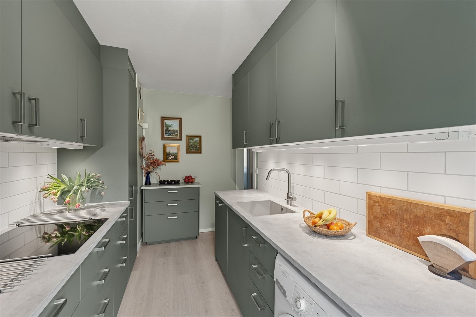 Kjøkkenet er utstyrt med vaskekum og kjøkkenkran, samt praktisk belysning under overskapene. Galleribilde