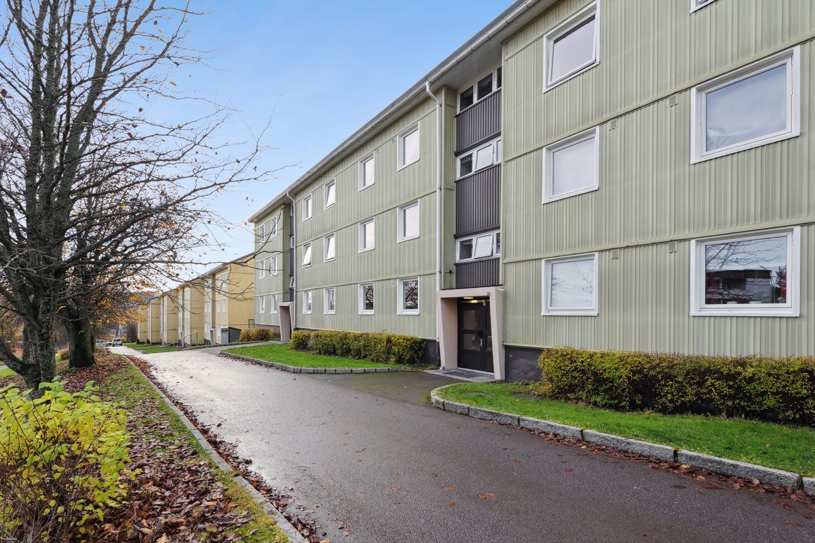 Borettslagets fellesområder er pent opparbeidet med plen, asfalt og diverse beplantning. Galleribilde