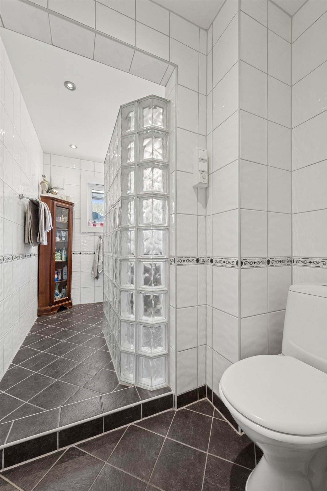 Det er elektriske varmekabler i gulvet og innfelte lys i himlingen. Galleribilde