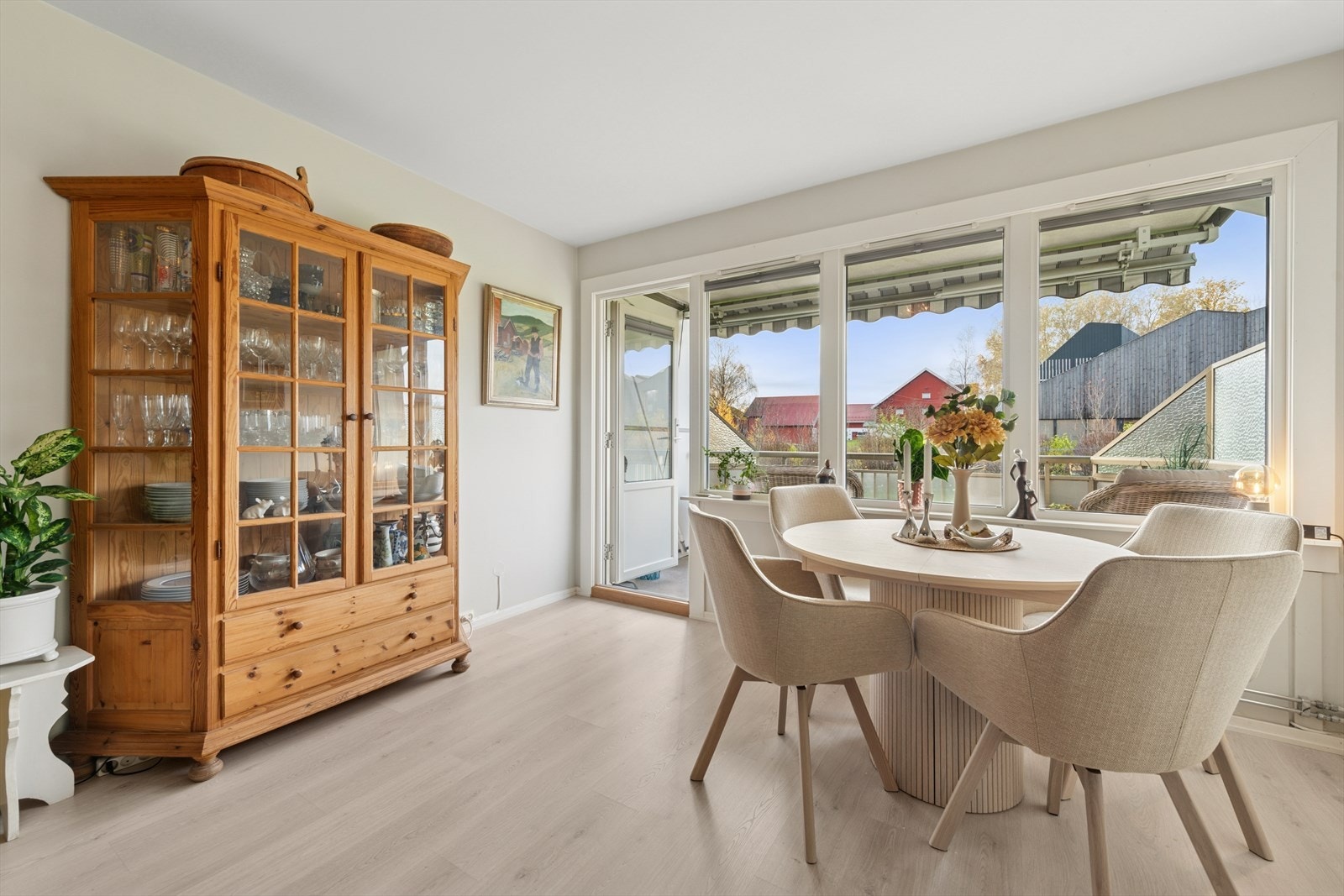 Stuen har god plass til både sofagruppe og TV-løsning, i tillegg til en hyggelig spiseplass. Galleribilde