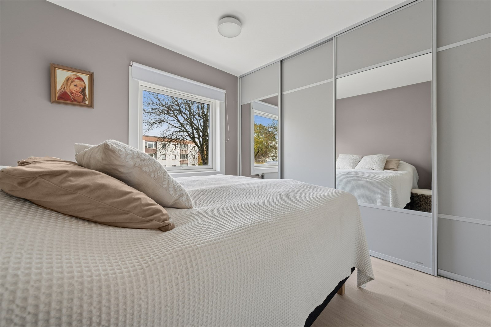 Begge soverommene har hver sin praktiske garderobeløsning som sikrer en ryddig og organisert hverdag. Galleribilde