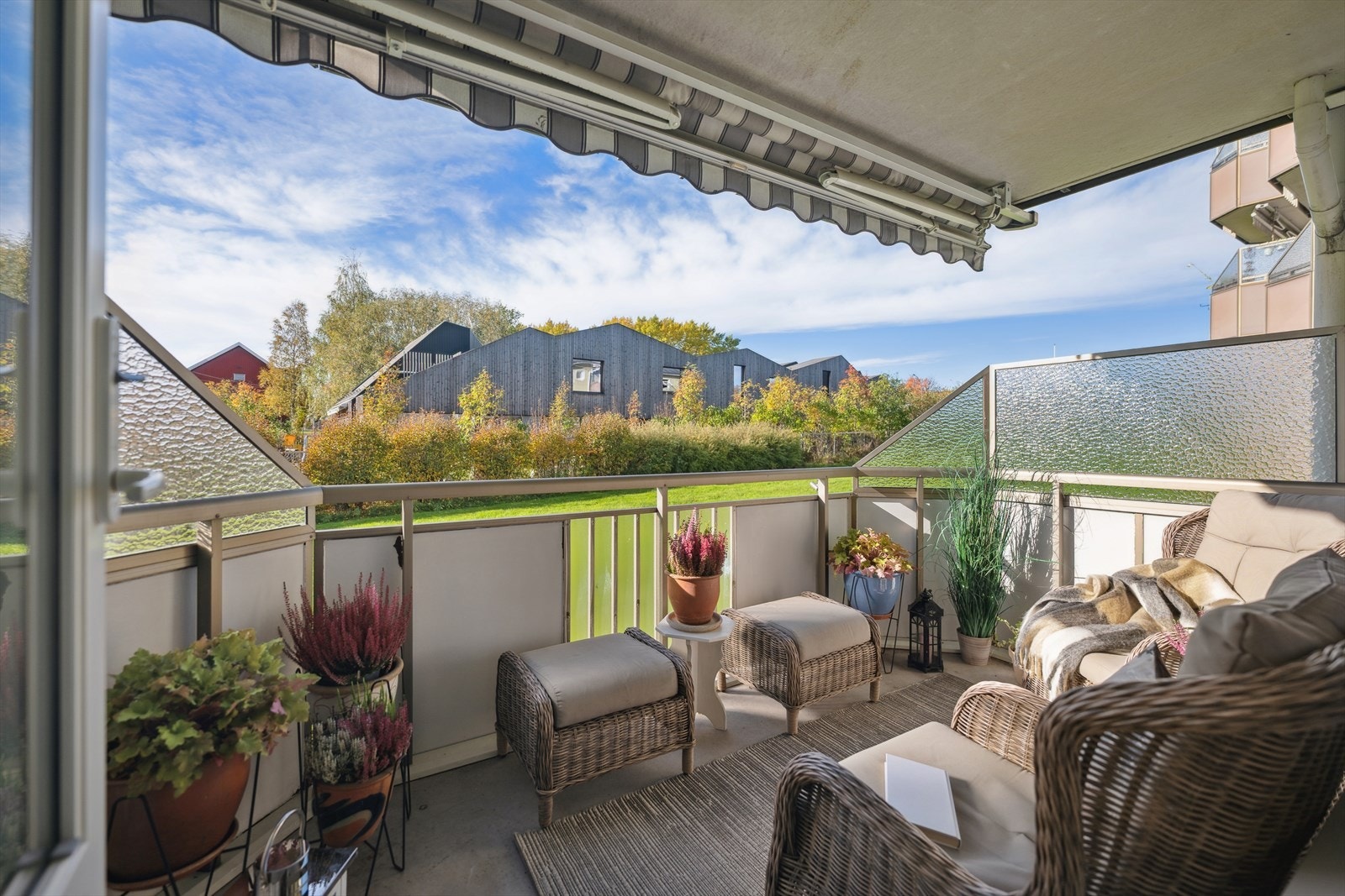 En lys og attraktiv 3-roms andelsleilighet beliggende i et populært og barnevennlig boligområde på Kalbakken i Oslo. Galleribilde