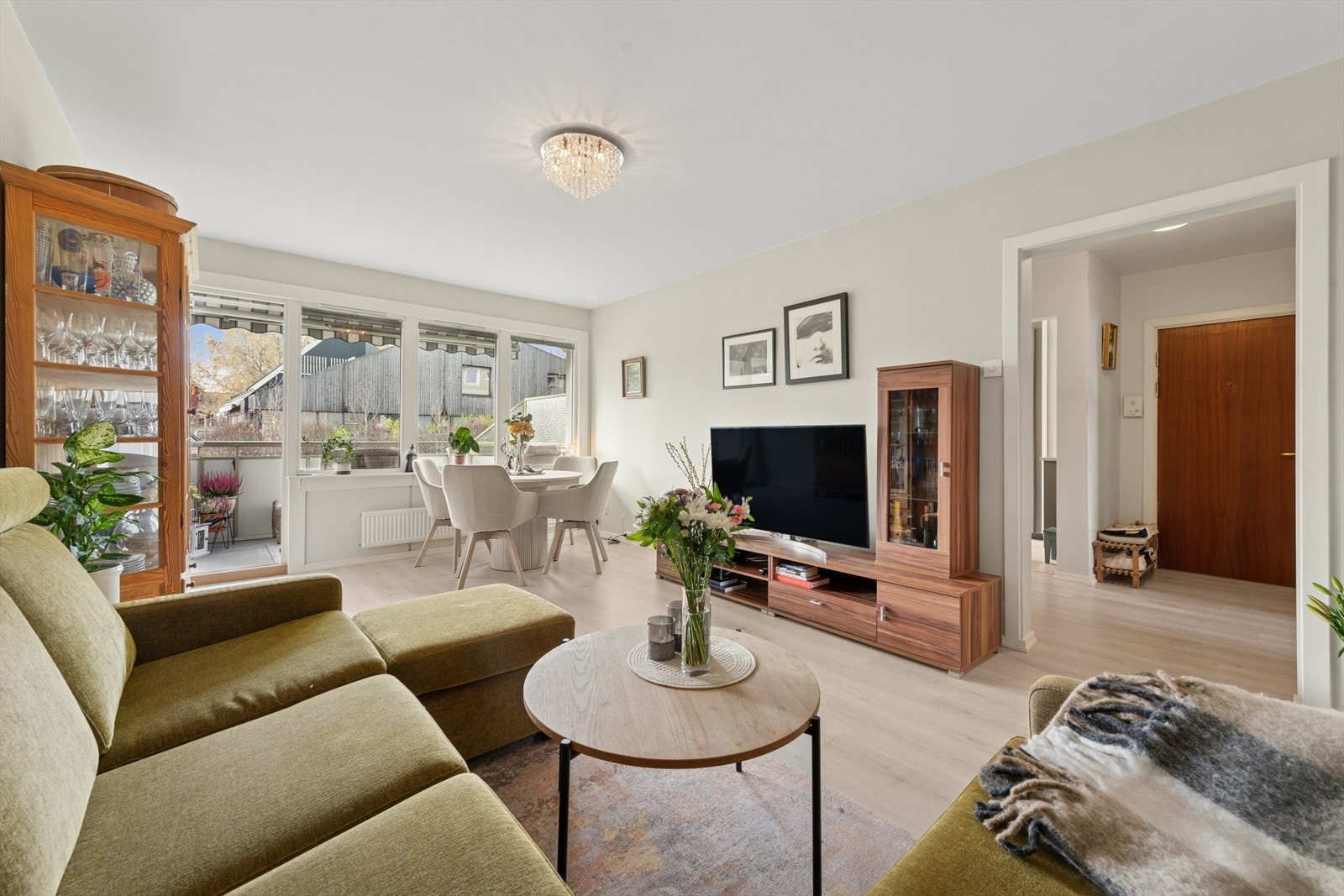 Leiligheten ligger i byggets første etasje med utgang til en herlig balkong. Galleribilde