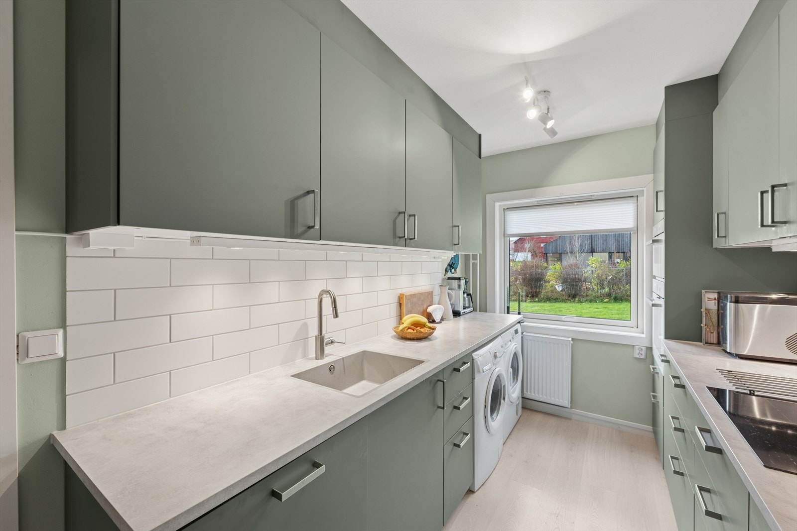 Det er opplegg for vaskemaskin og plass til tørketrommel. Galleribilde