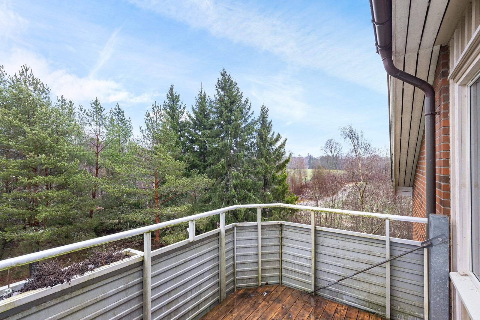 Utsikten fra balkongen gir et flott skue mot det omkringliggende grøntområdet. Galleribilde