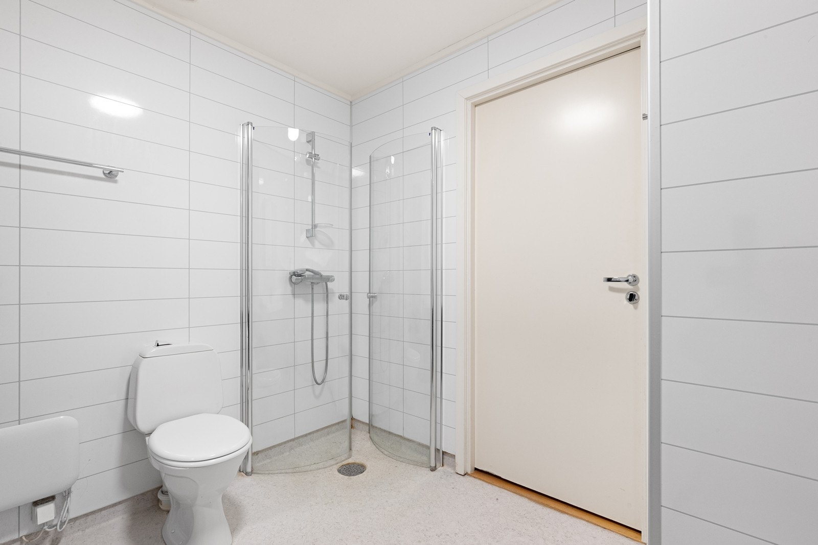 Dusjen er plassert i hjørnet med glassdører, og rommet har belegg på gulvet (kilde: tilstandsrapport). Galleribilde