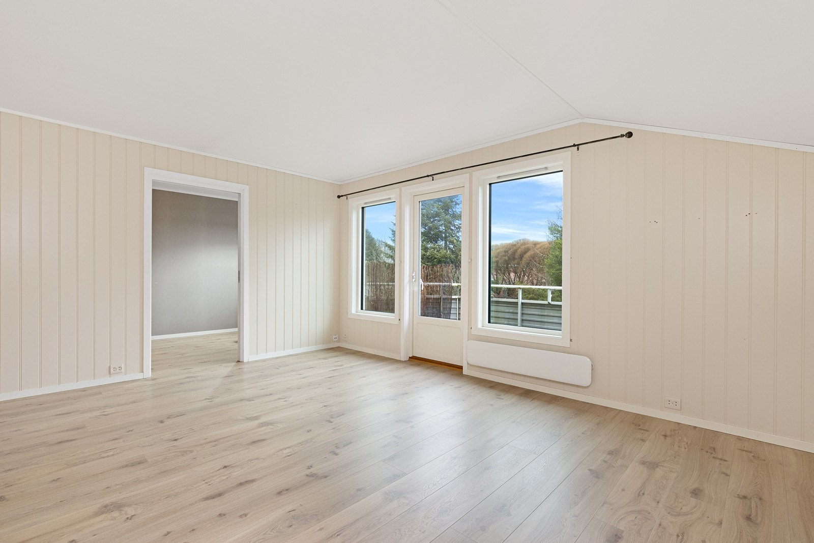 Store vinduer gir rikelig med naturlig lys og utsikt mot fellesarealer. Galleribilde