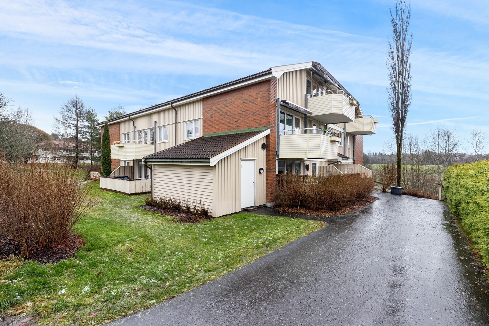 Adkomst til eiendommen skjer via asfalterte internveier. Galleribilde