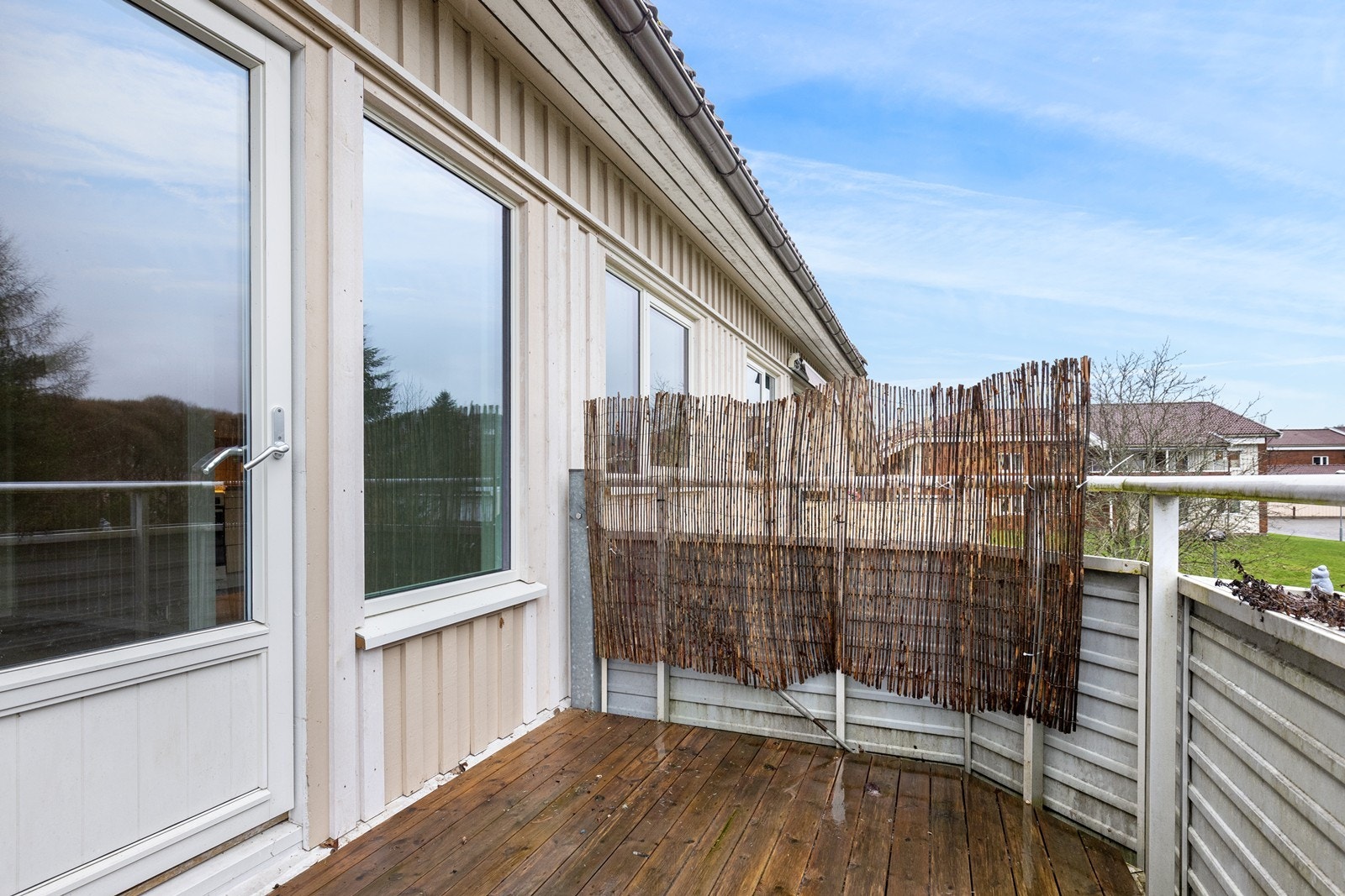 Balkongen på ca. 7 m2 har trykkimpregnerte gulvbord og stål/aluminium rekkverk.. Galleribilde