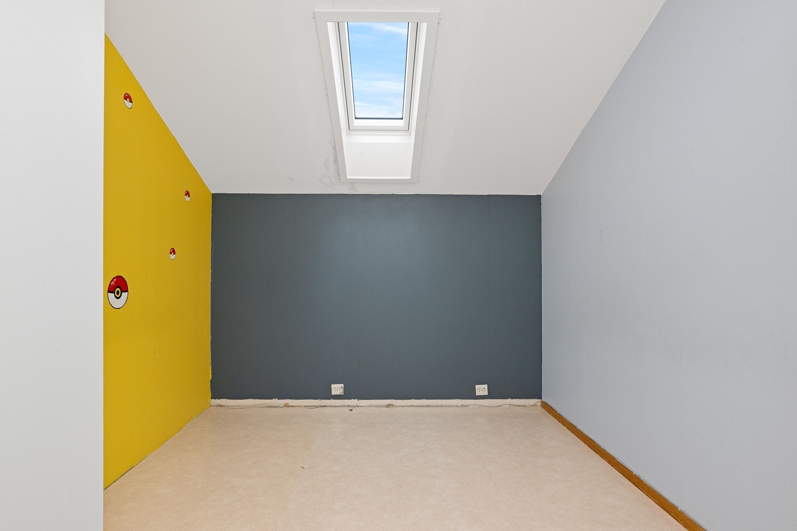 Takvindu gir naturlig lys til rommet, som har en fargerik vegg med gule detaljer. Galleribilde