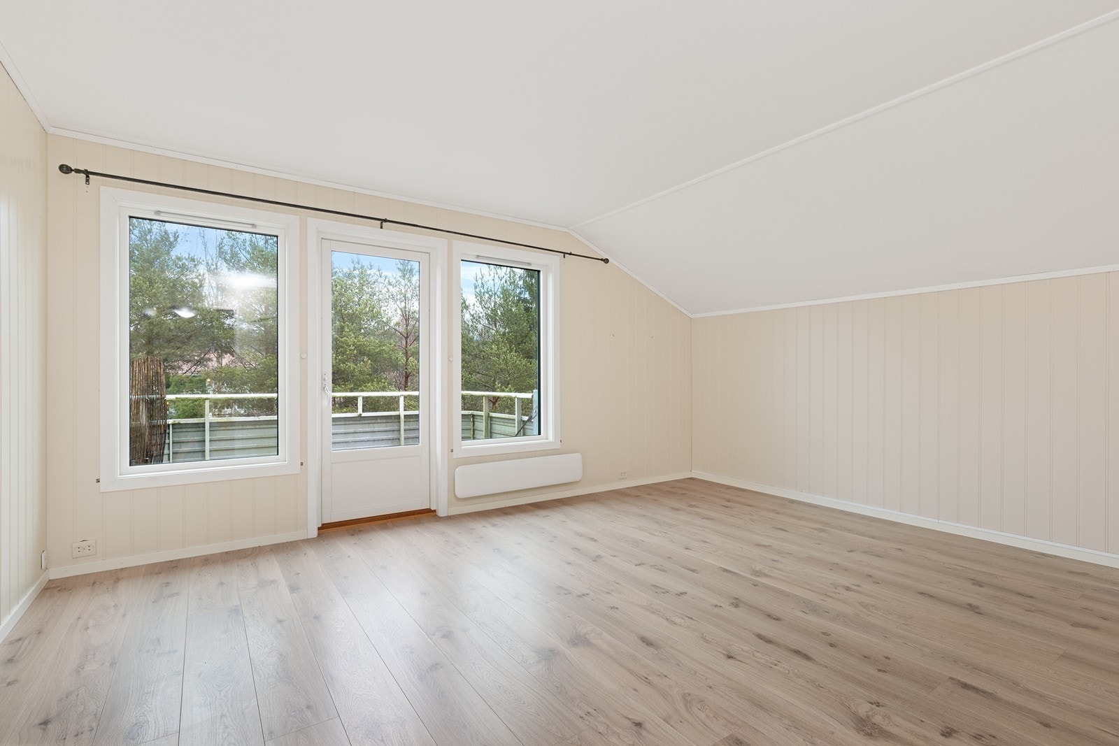 Store vinduer og terrassedør gir naturlig lysinnslipp og tilgang til balkongen. Galleribilde