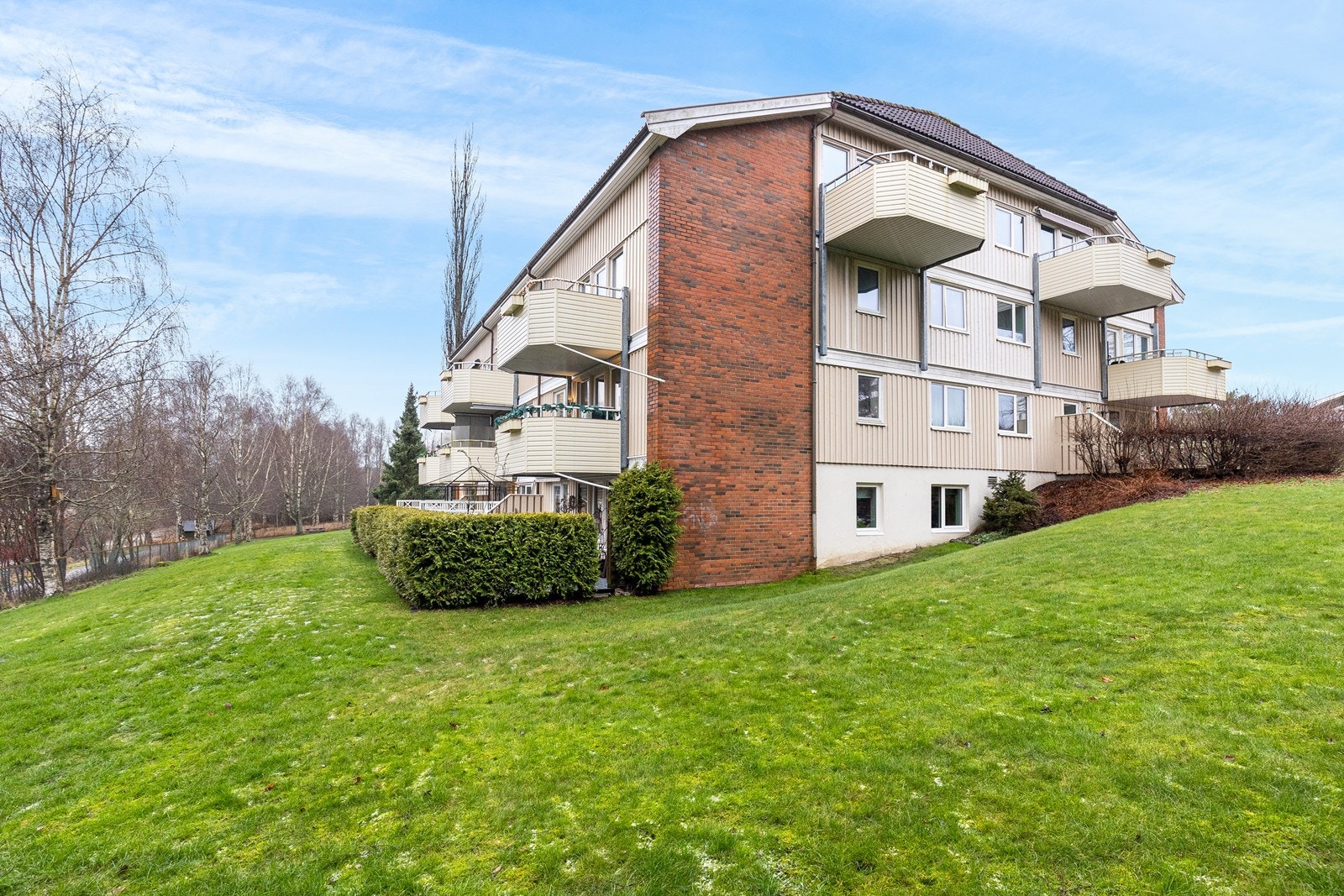 Bygningen har lett bindingsverkskonstruksjon med stående trekledning og teglsteinsforblending. Galleribilde